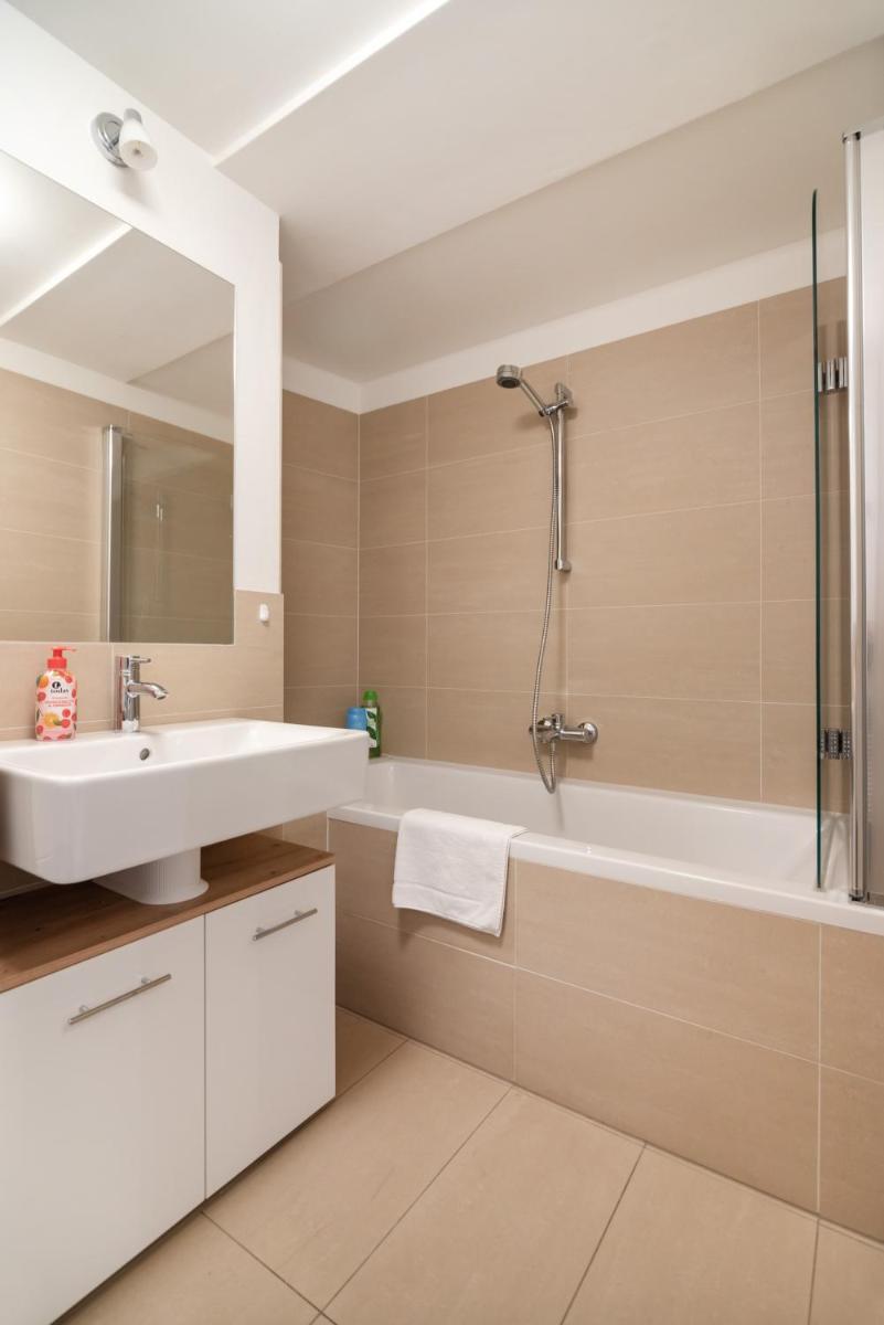 Quiet and cozy apartment next to Mariahilfer Strasse and Naschmarkt with AC