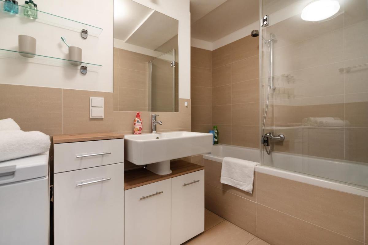 Quiet and cozy apartment next to Mariahilfer Strasse and Naschmarkt with AC
