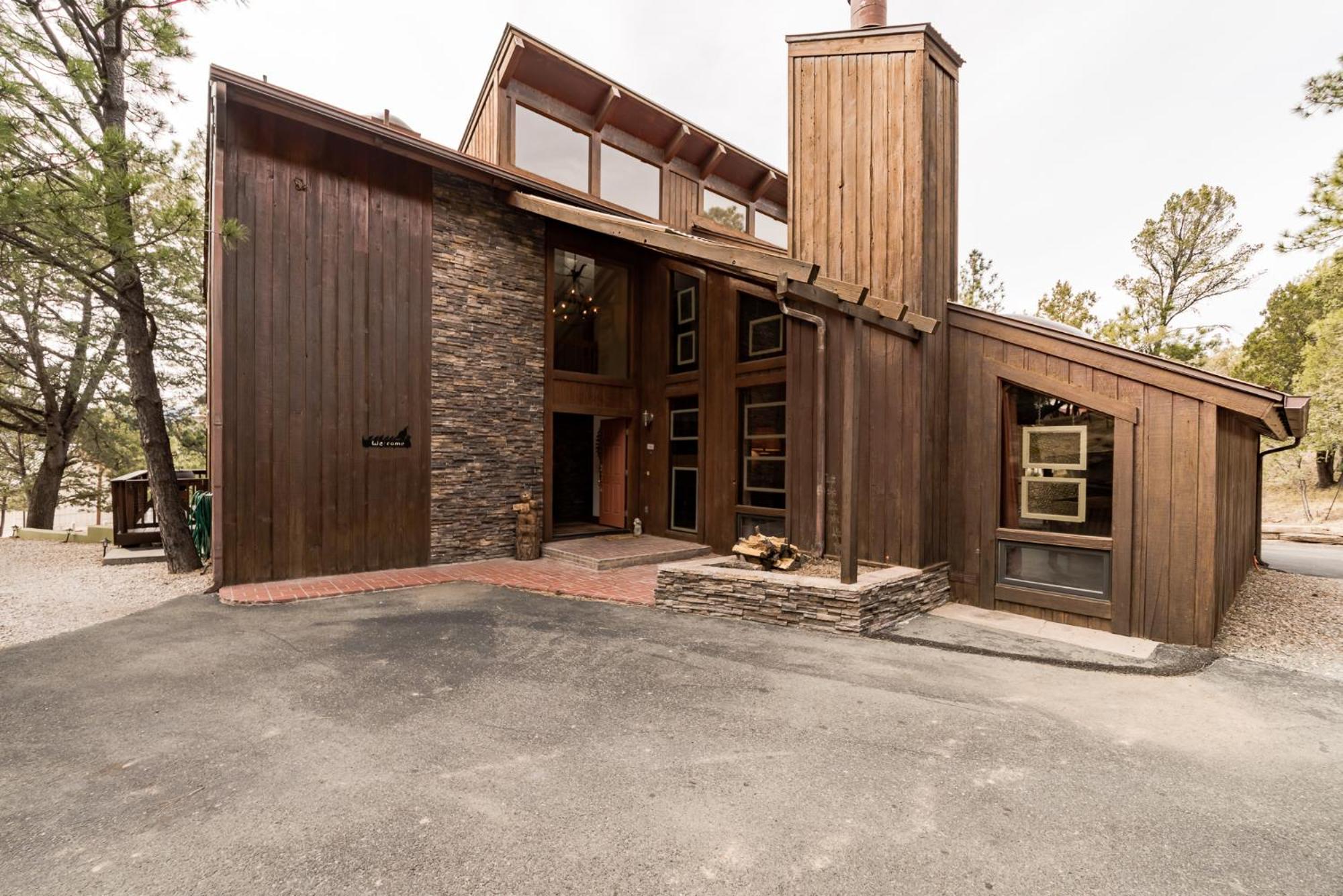 Hotel High Loop, 5 Bedrooms, Wood Fireplace, Hot Tub, Grill, Pool Table, Sleep 12 - Image 1