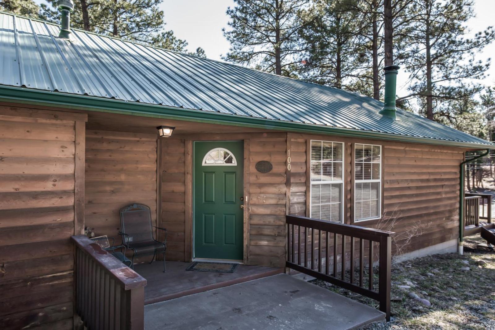 Hotel Cowboy Cabin, 2 Bedrooms, Sleeps 6, Hot Tub, Grill, Wood Stove - Image 1