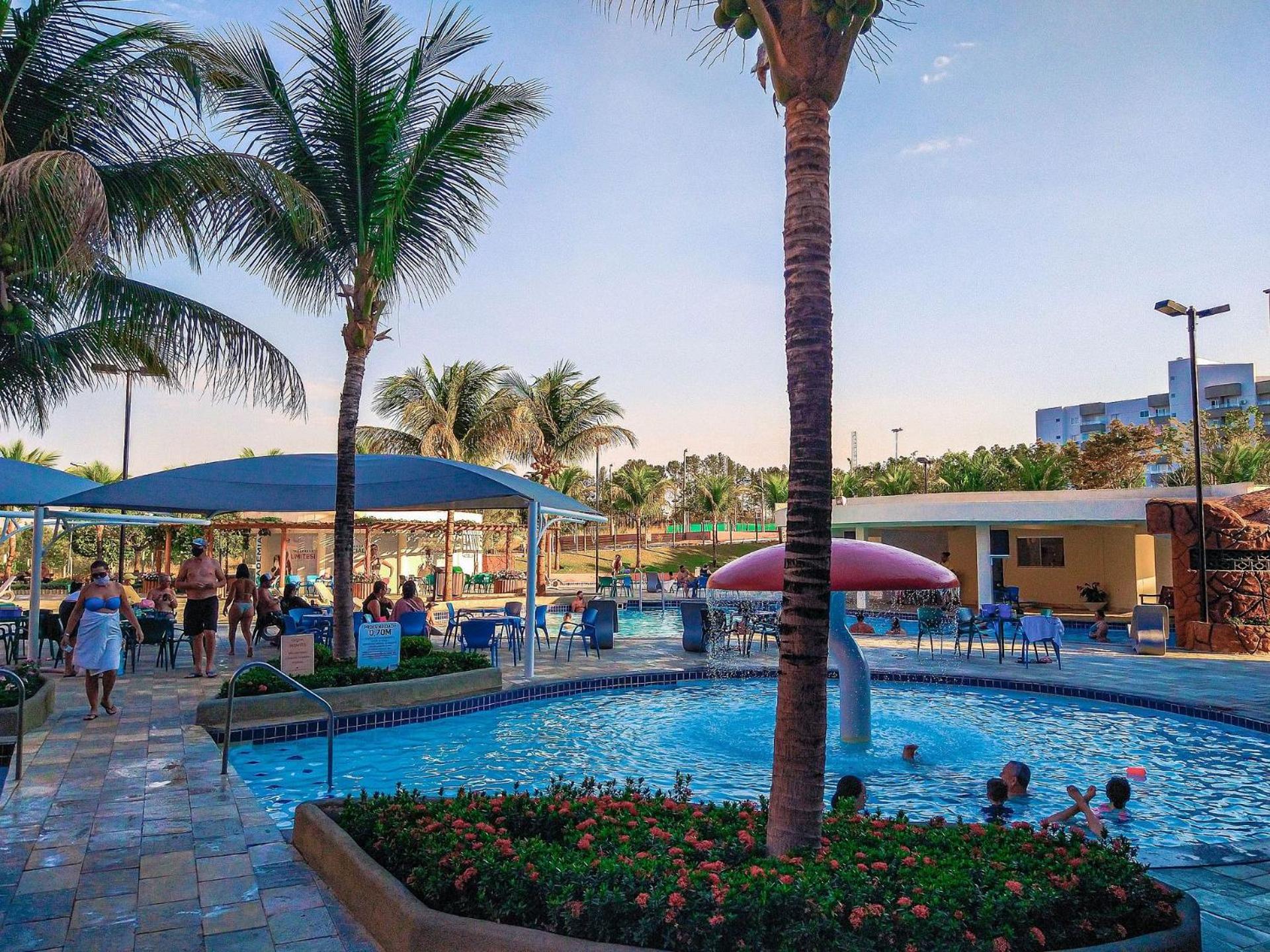 PARQUE AQUÁTICO Lagoa Quente, à 50m, entrada + barata .Segurança 24h.Apto vista piscinas