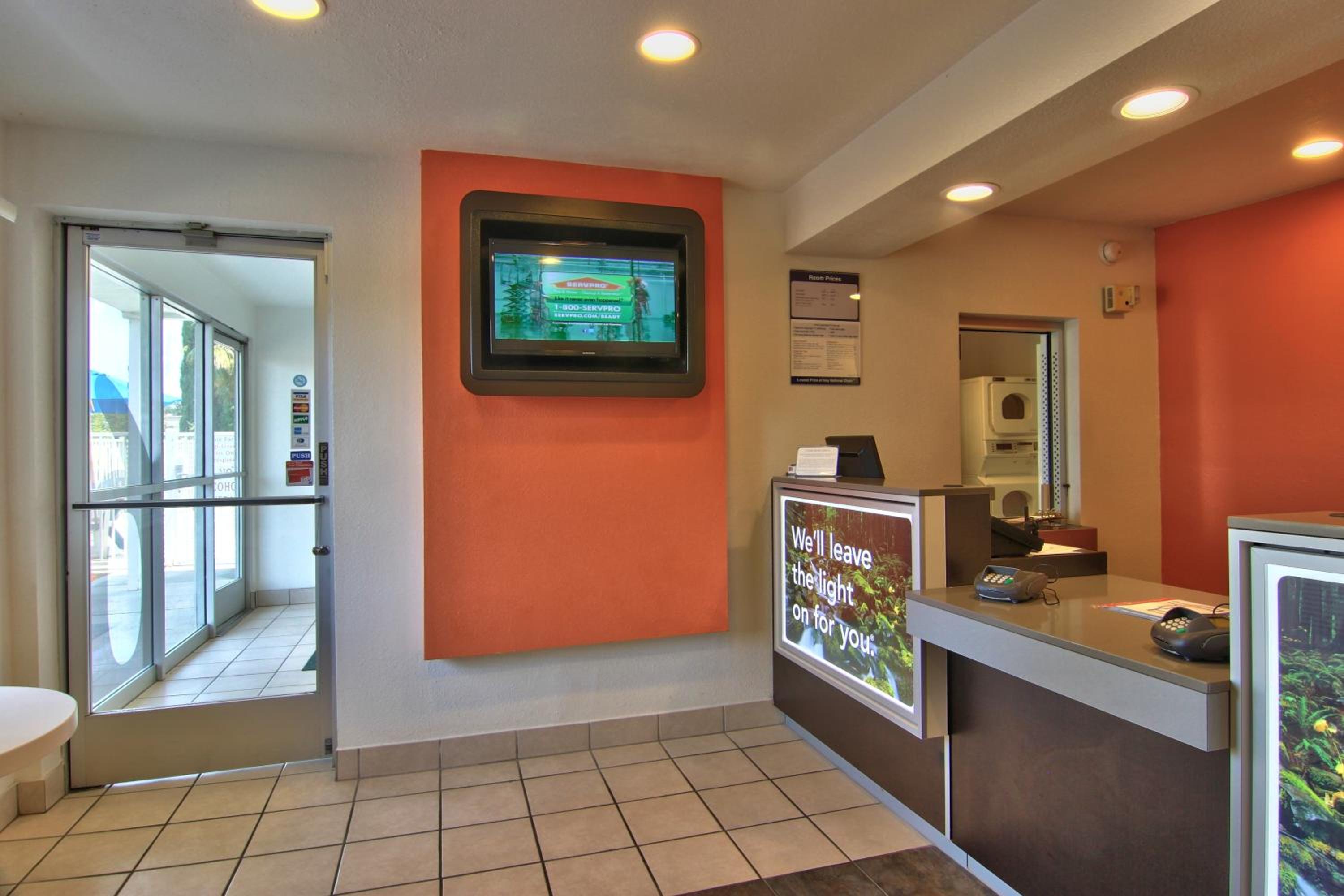 Motel 6-Woodland, CA Sacramento Airport