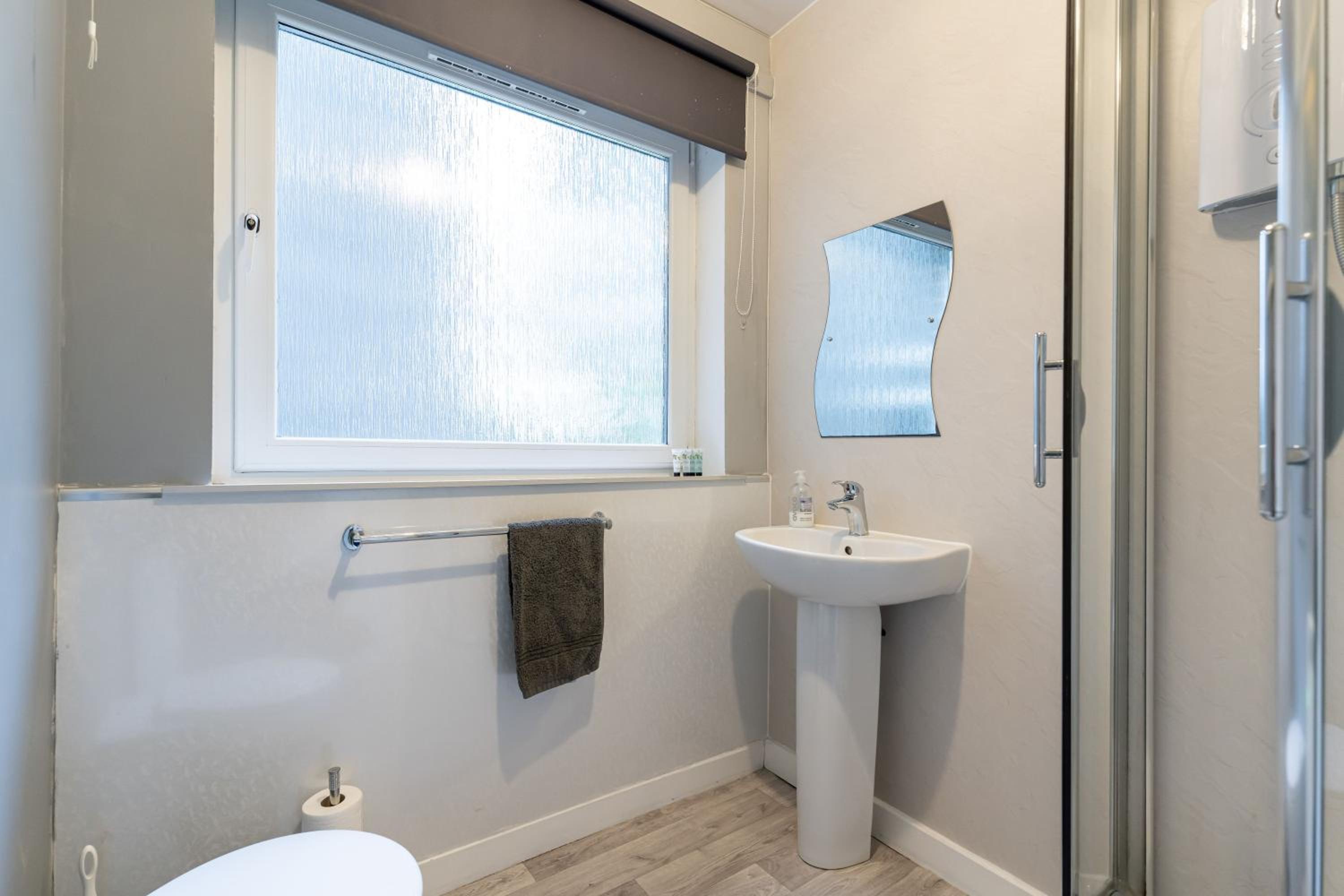 Ground-fl Two Bedroom Apartment in Bridge of Allan view 3