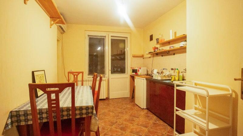 Private cozy room 1 with shared kitchen in appartment, downtown Belgrade view 3