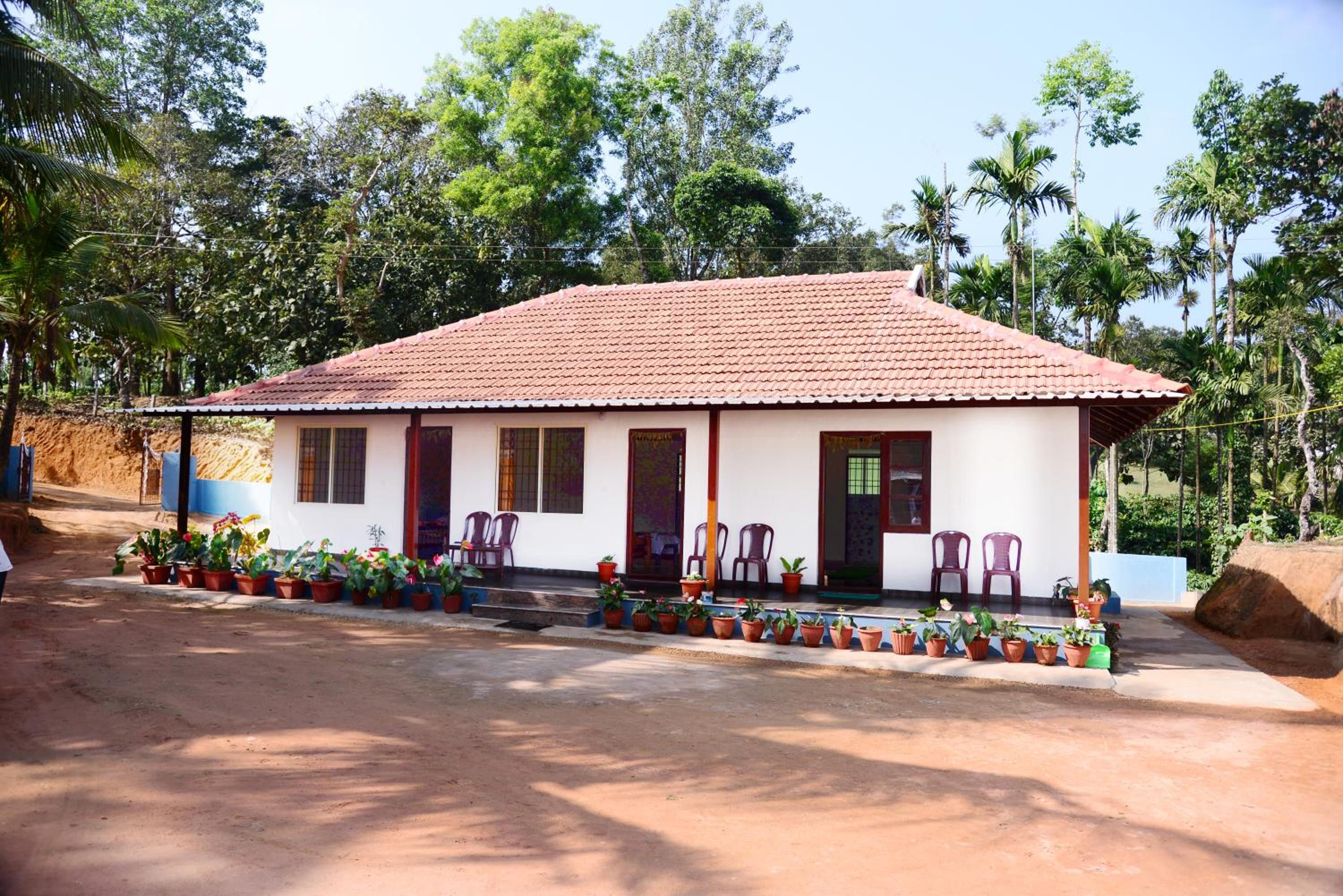 BlueMoon Homestay - Home Food, Estate, Near to Falls and View Points
