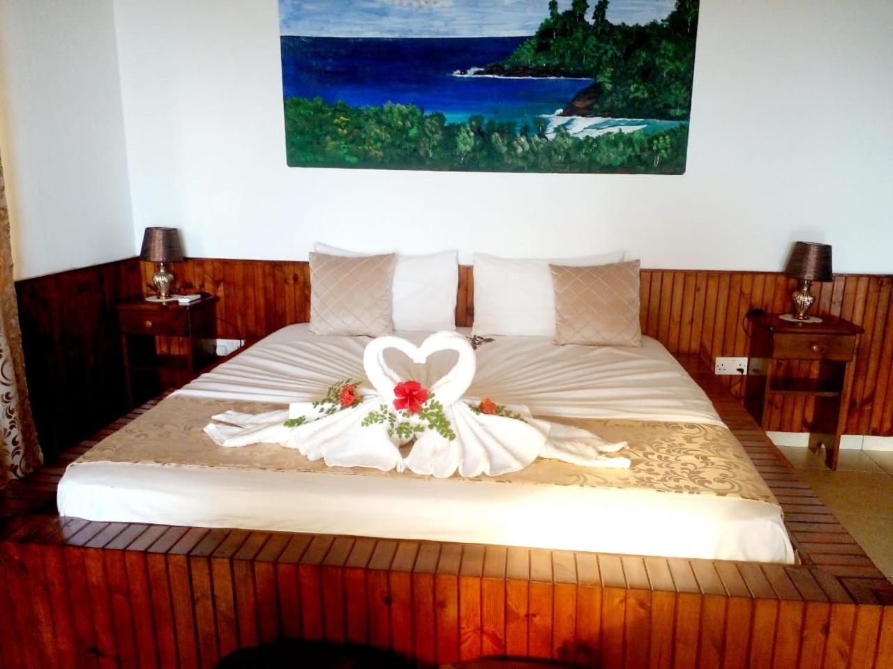 Les Elles Guesthouse Self Catering