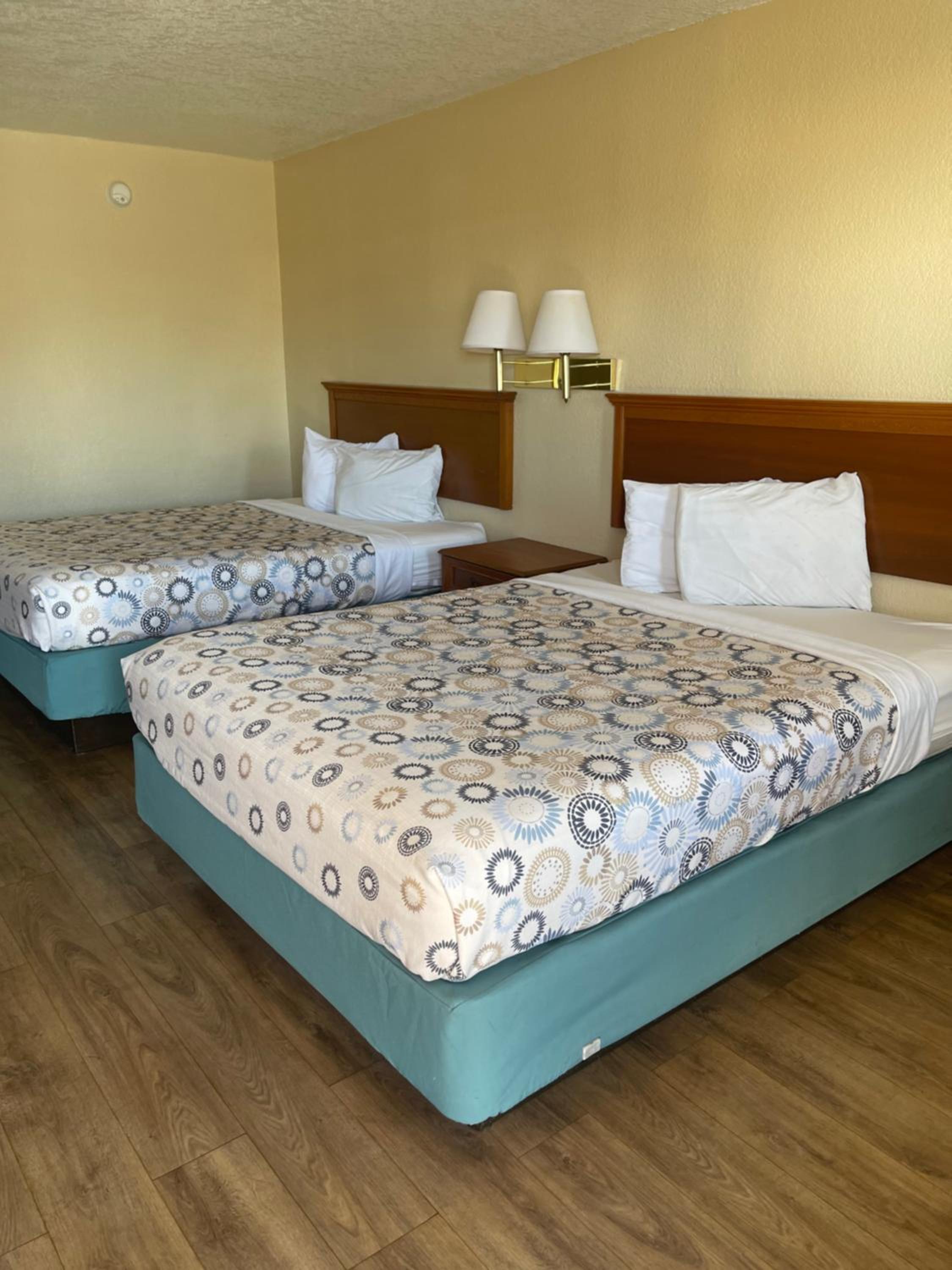 Hole Inn the Wall Hotel - Fort Walton Beach - Sunset Plaza - nearby Beaches & Hurlburt