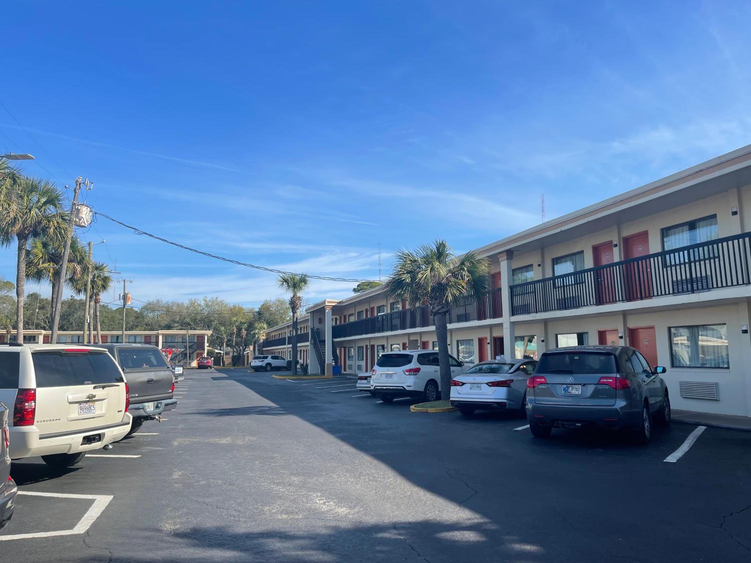 Hole Inn the Wall Hotel - Fort Walton Beach - Sunset Plaza - nearby Beaches & Hurlburt