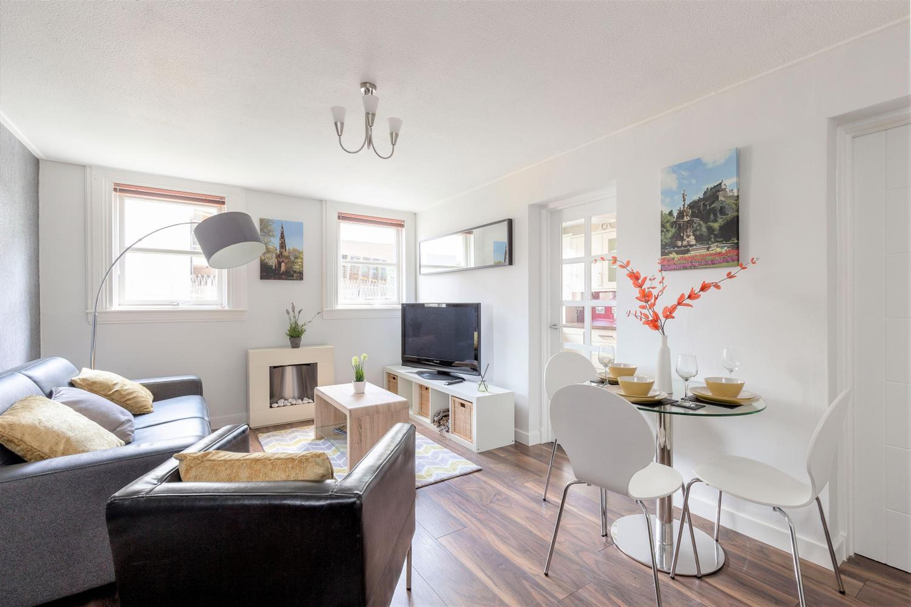 Stunning 1 Bed at Holyrood Palace & Arthurs Seat view 3