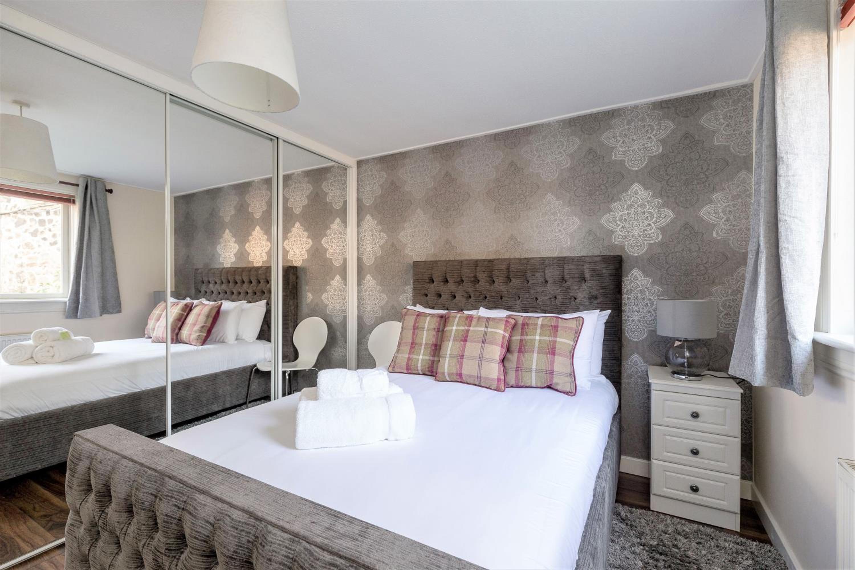 Stunning 1 Bed at Holyrood Palace & Arthurs Seat view 2
