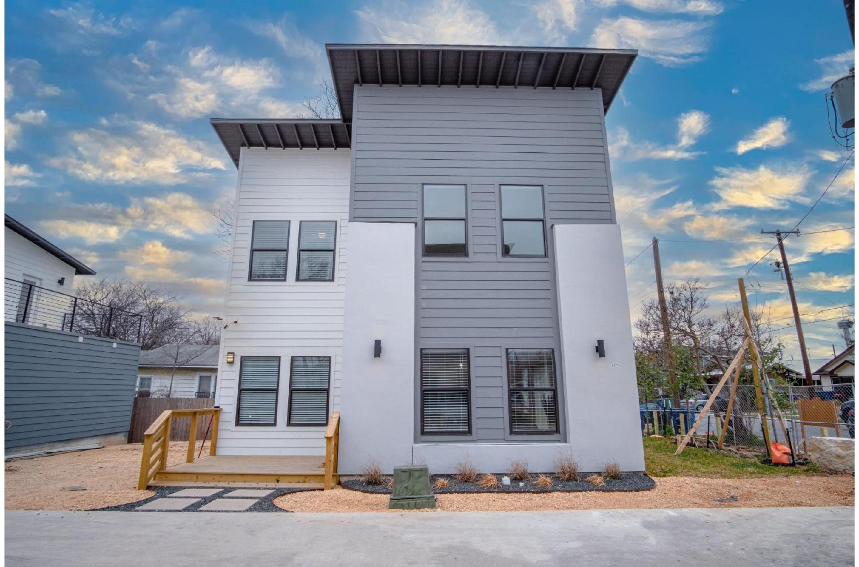 BRAND NEW Stylish 3BR2BA Near Exciting Downtown view 2