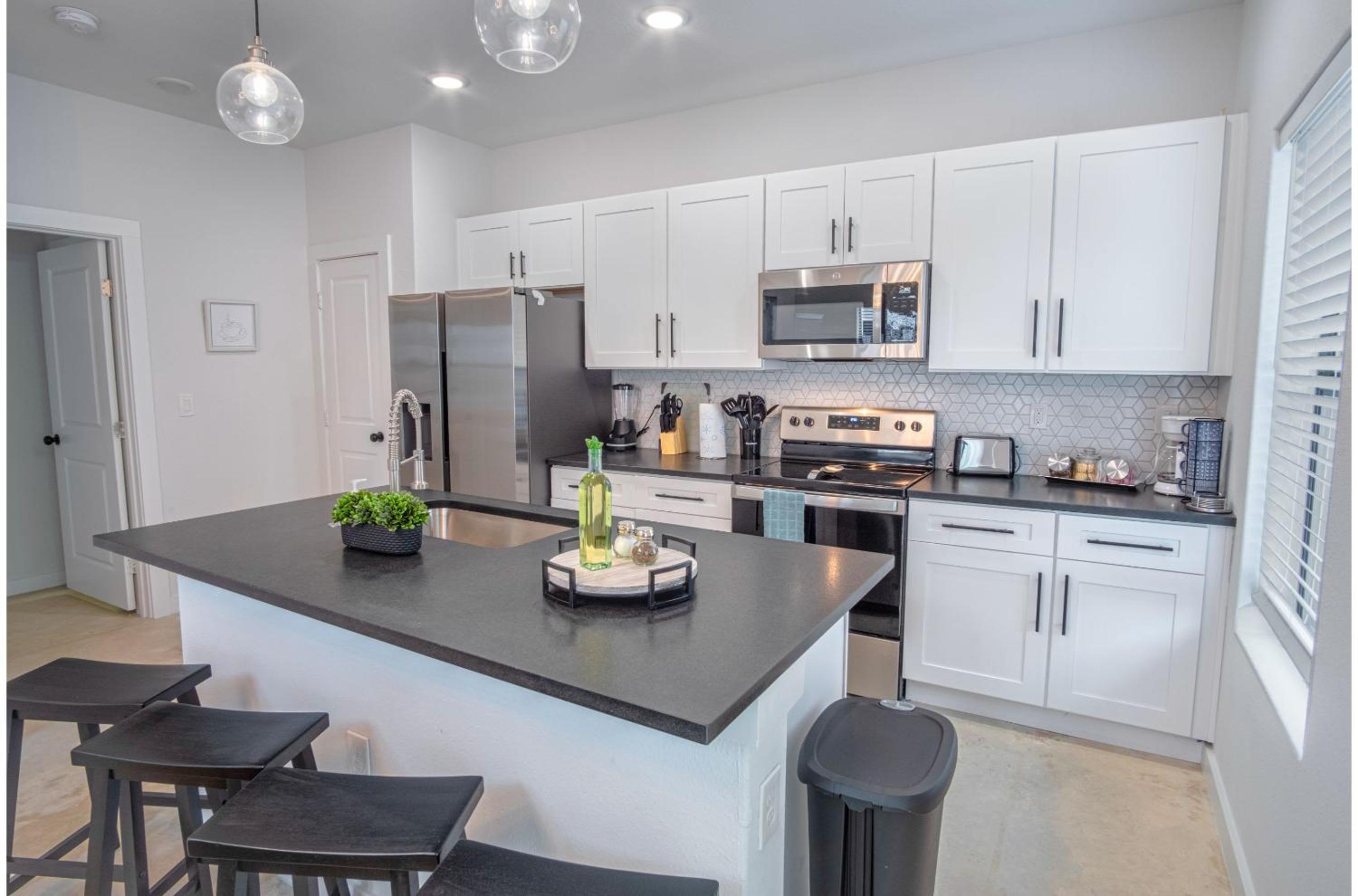 BRAND NEW Stylish 3BR2BA Near Exciting Downtown view 4