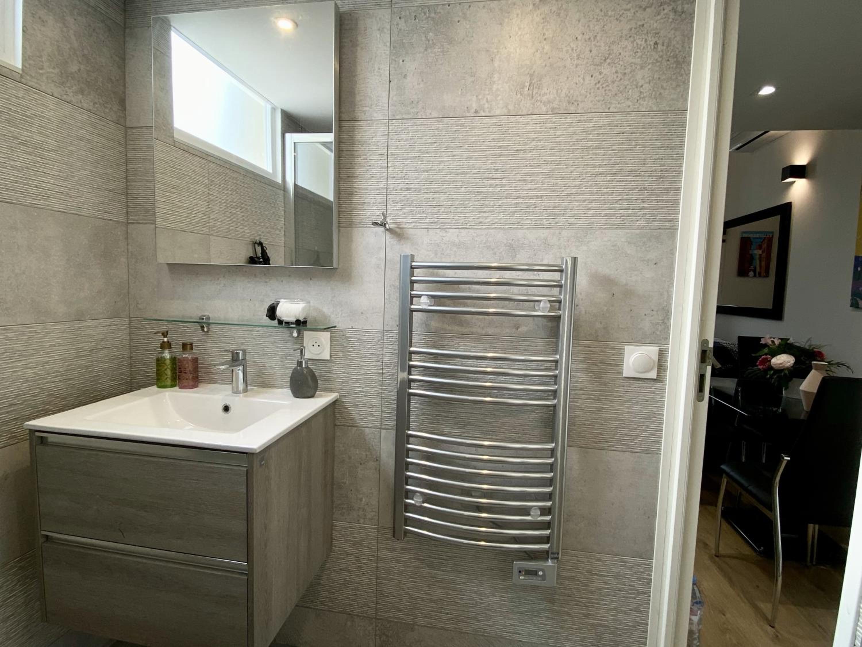 Central Lamartine Flat - Brand New photo 4
