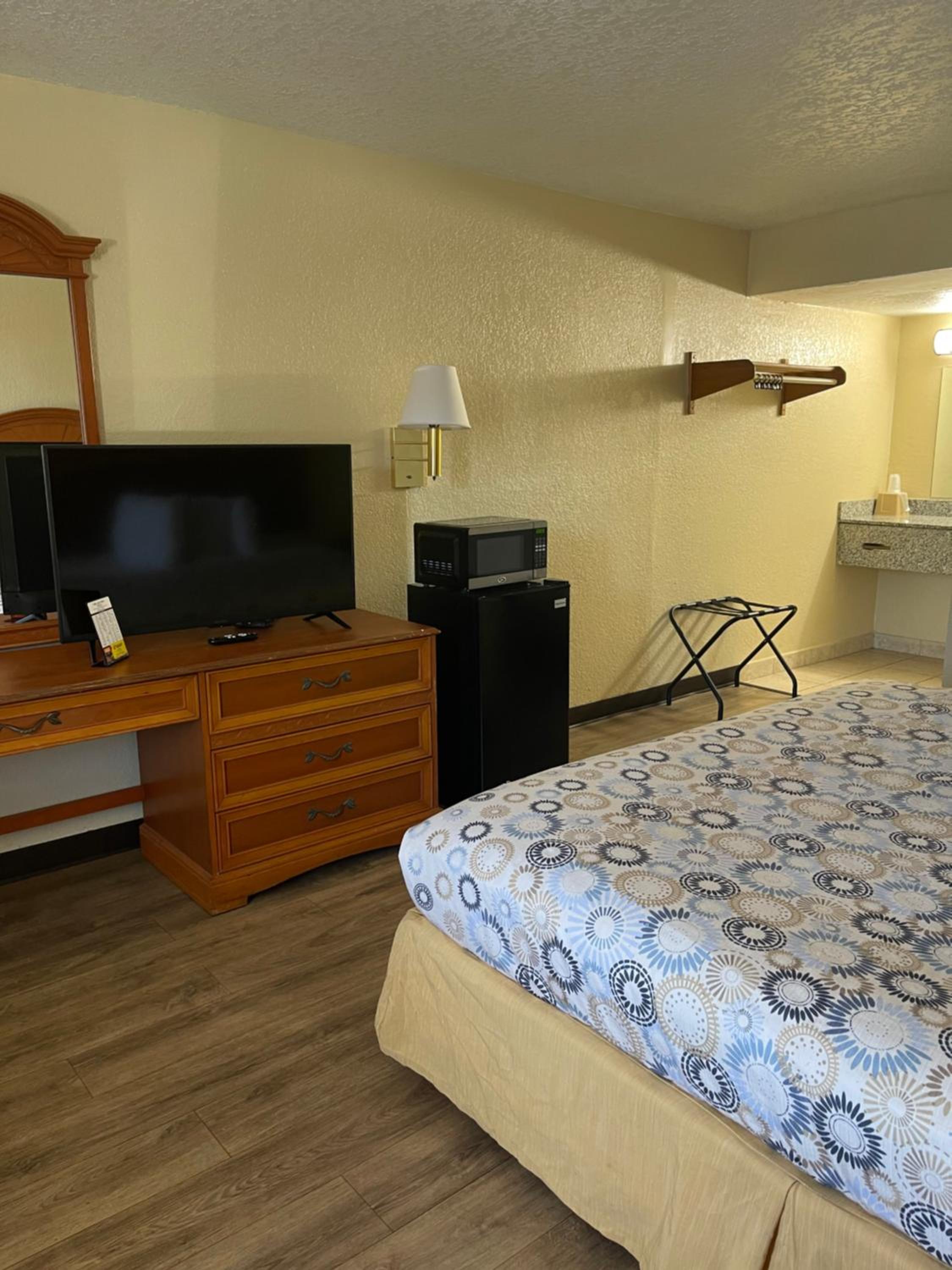 Hole Inn the Wall Hotel - Fort Walton Beach - Sunset Plaza - nearby Beaches & Hurlburt