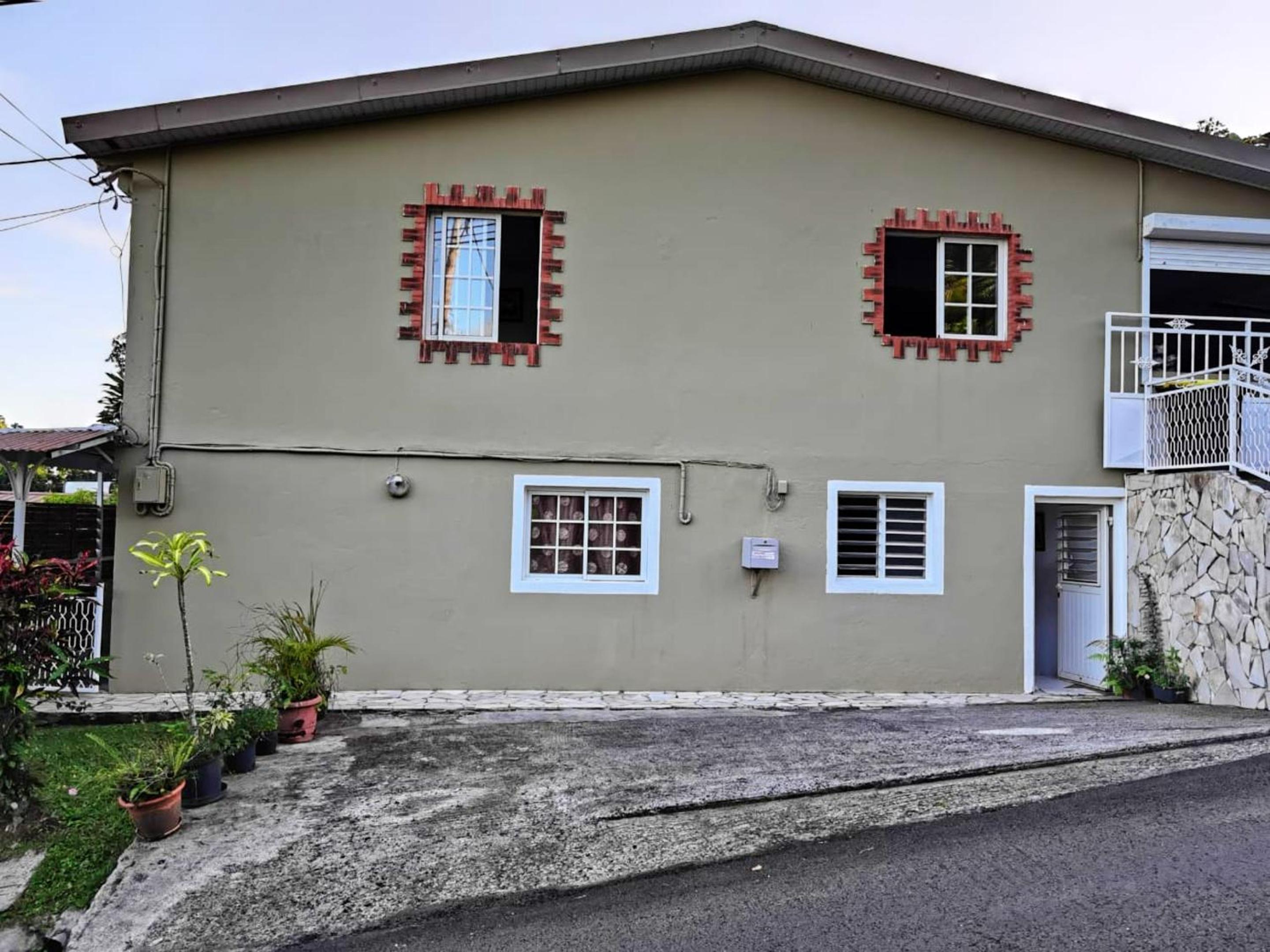 Appartement moderne au Lamentin avec jardin clos et parking