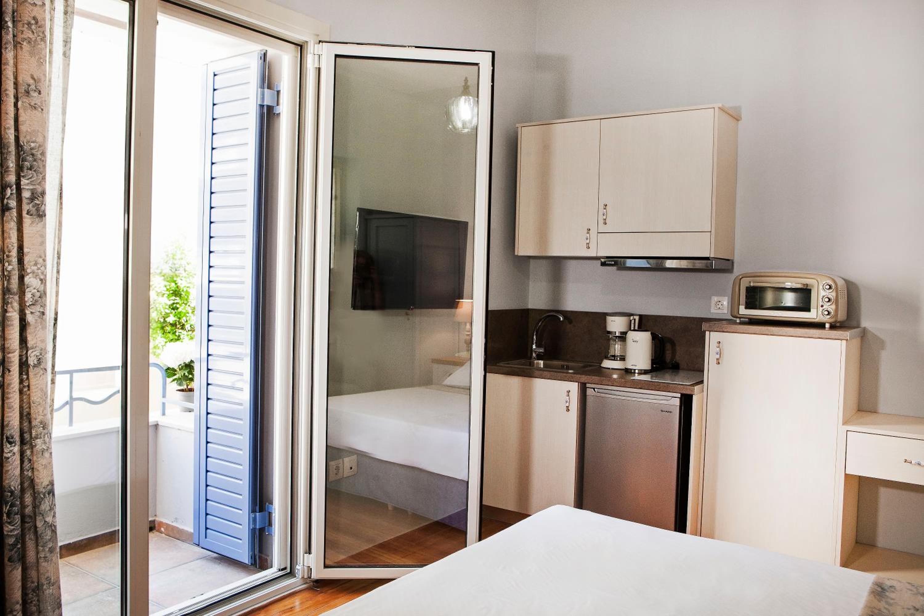 Lovely 1st Fl. Apt, with Balcony in Pagrati