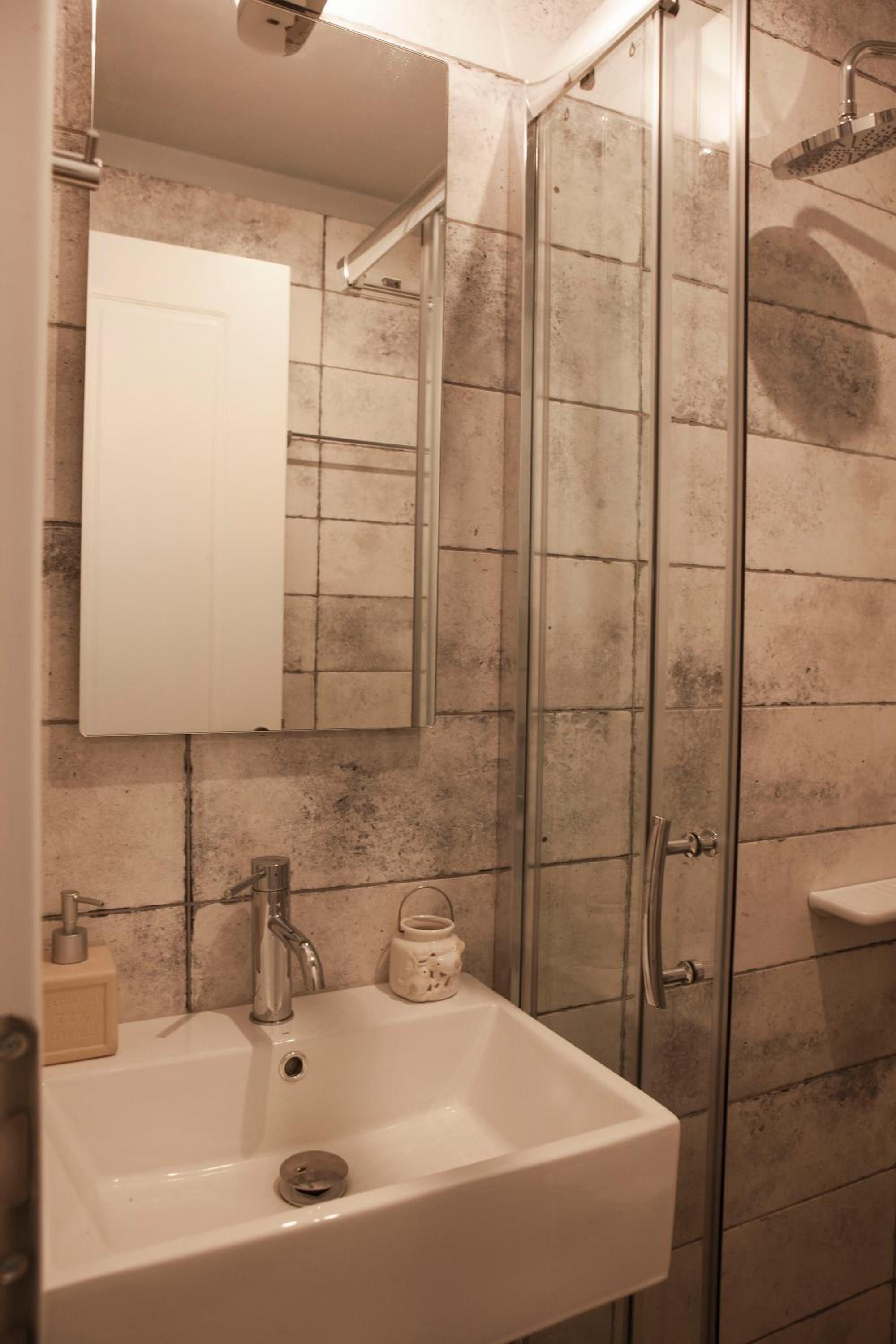Lovely 1st Fl. Apt, with Balcony in Pagrati