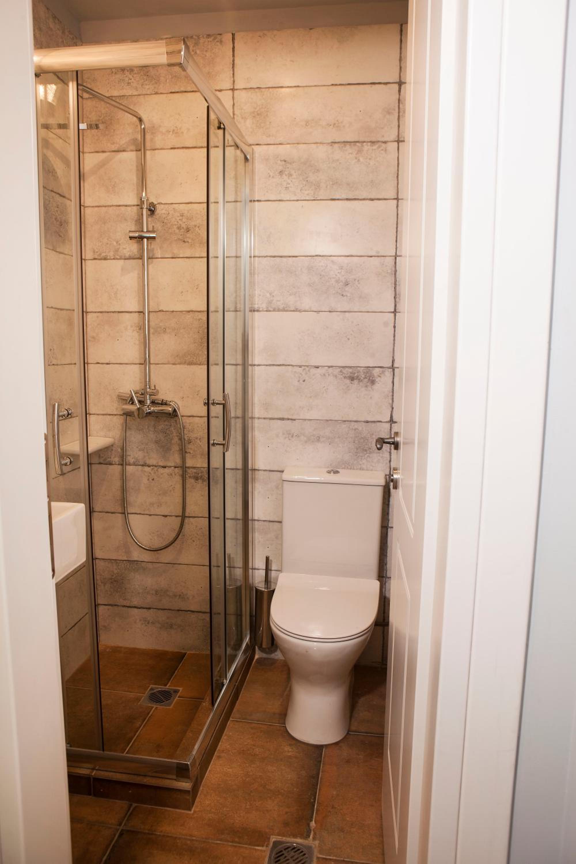 Lovely 1st Fl. Apt, with Balcony in Pagrati