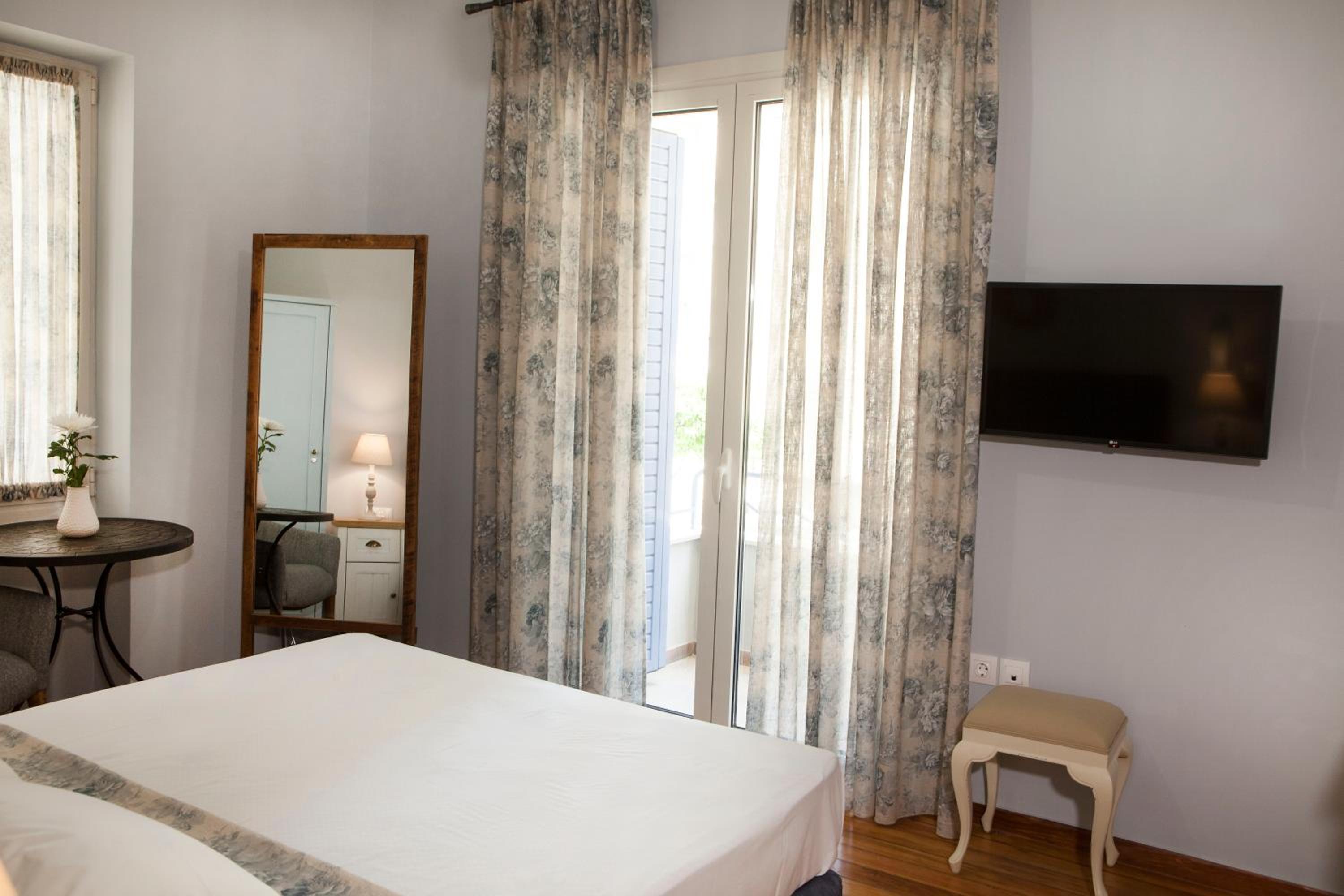 Lovely 1st Fl. Apt, with Balcony in Pagrati