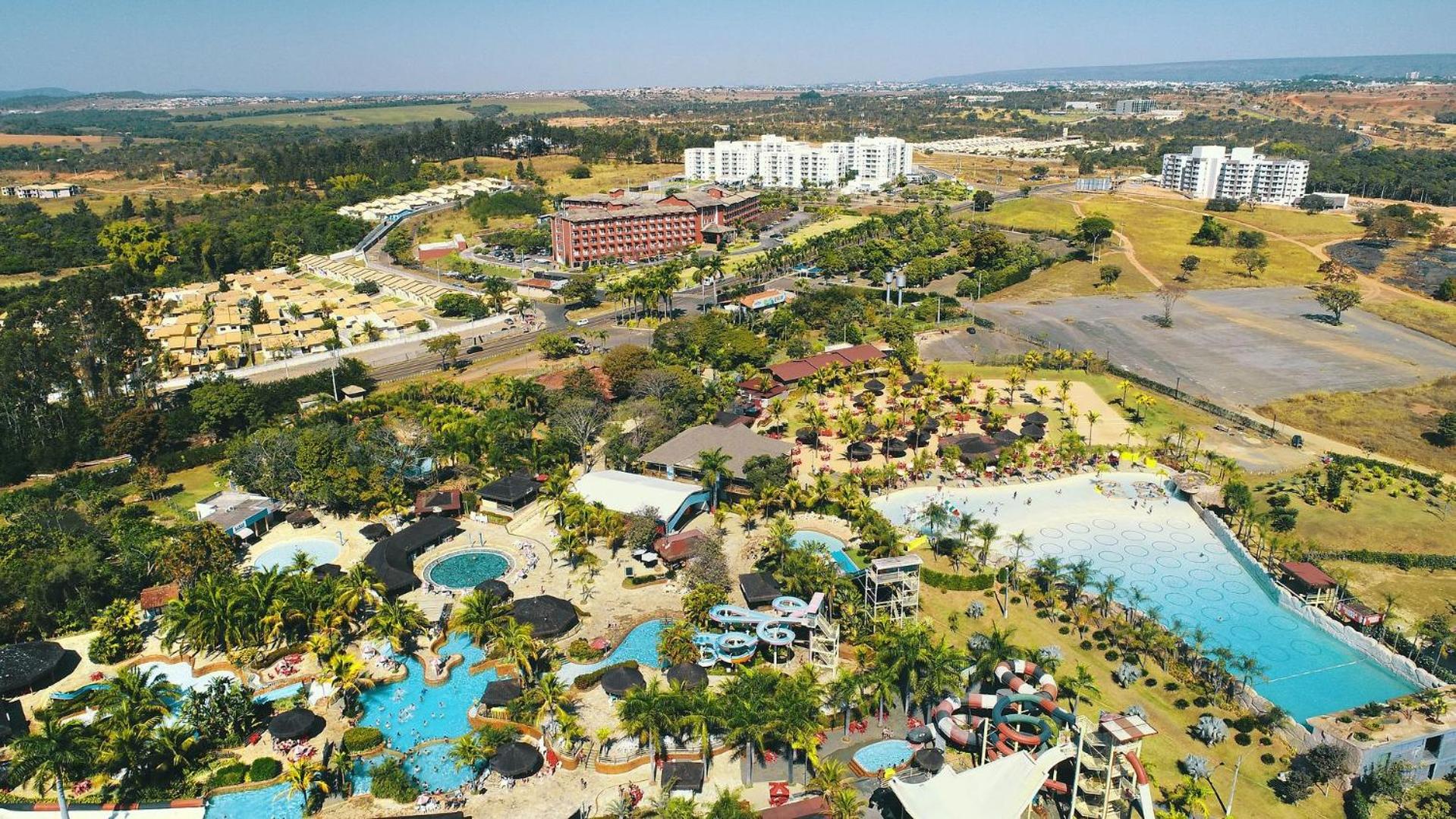 PARQUE AQUÁTICO Lagoa Quente, à 50m, entrada + barata .Segurança 24h.Apto vista piscinas