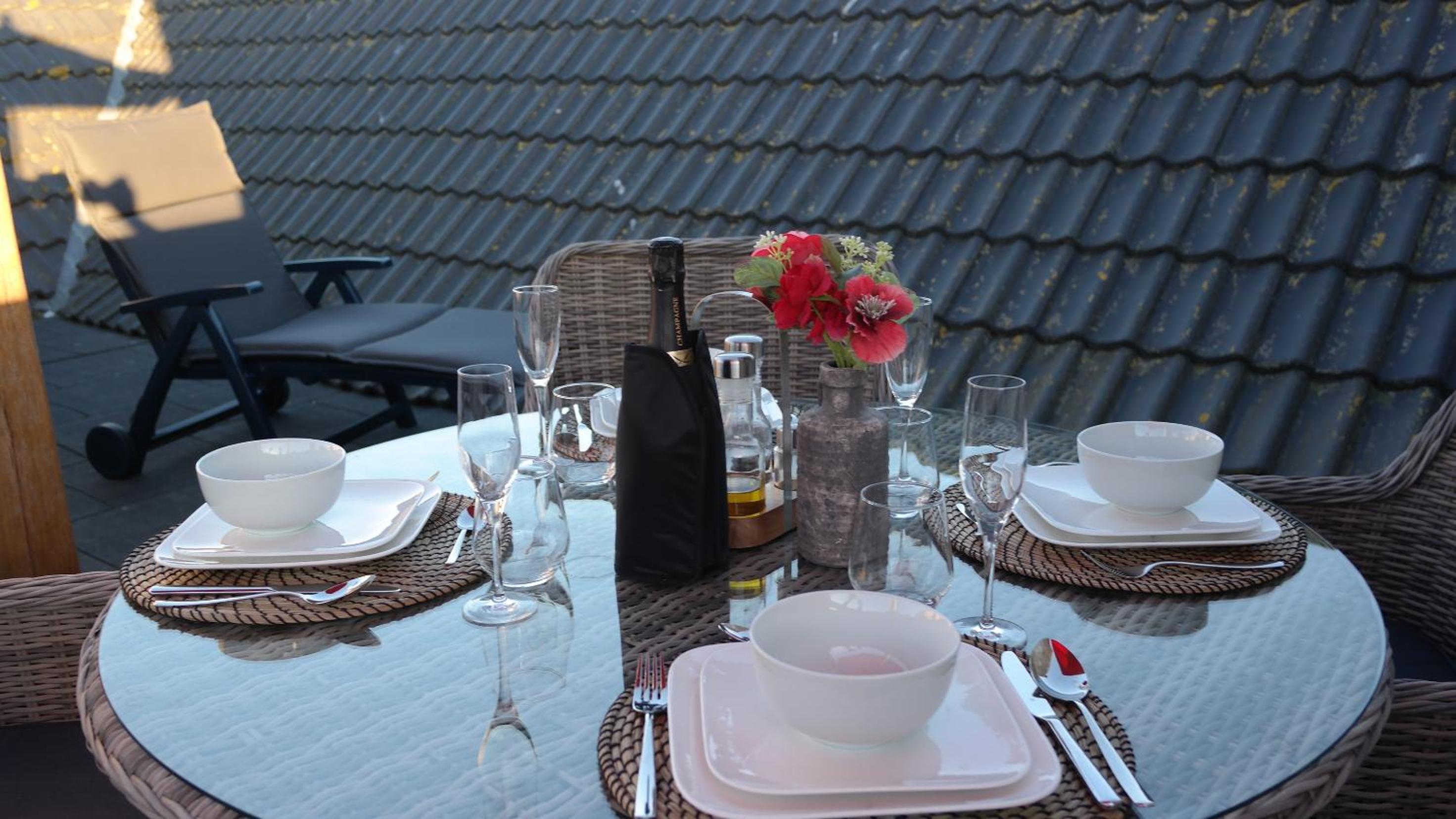 THE ROOFTOP - a trendy new apartment with airconditioning, large terrace & free parking view 2