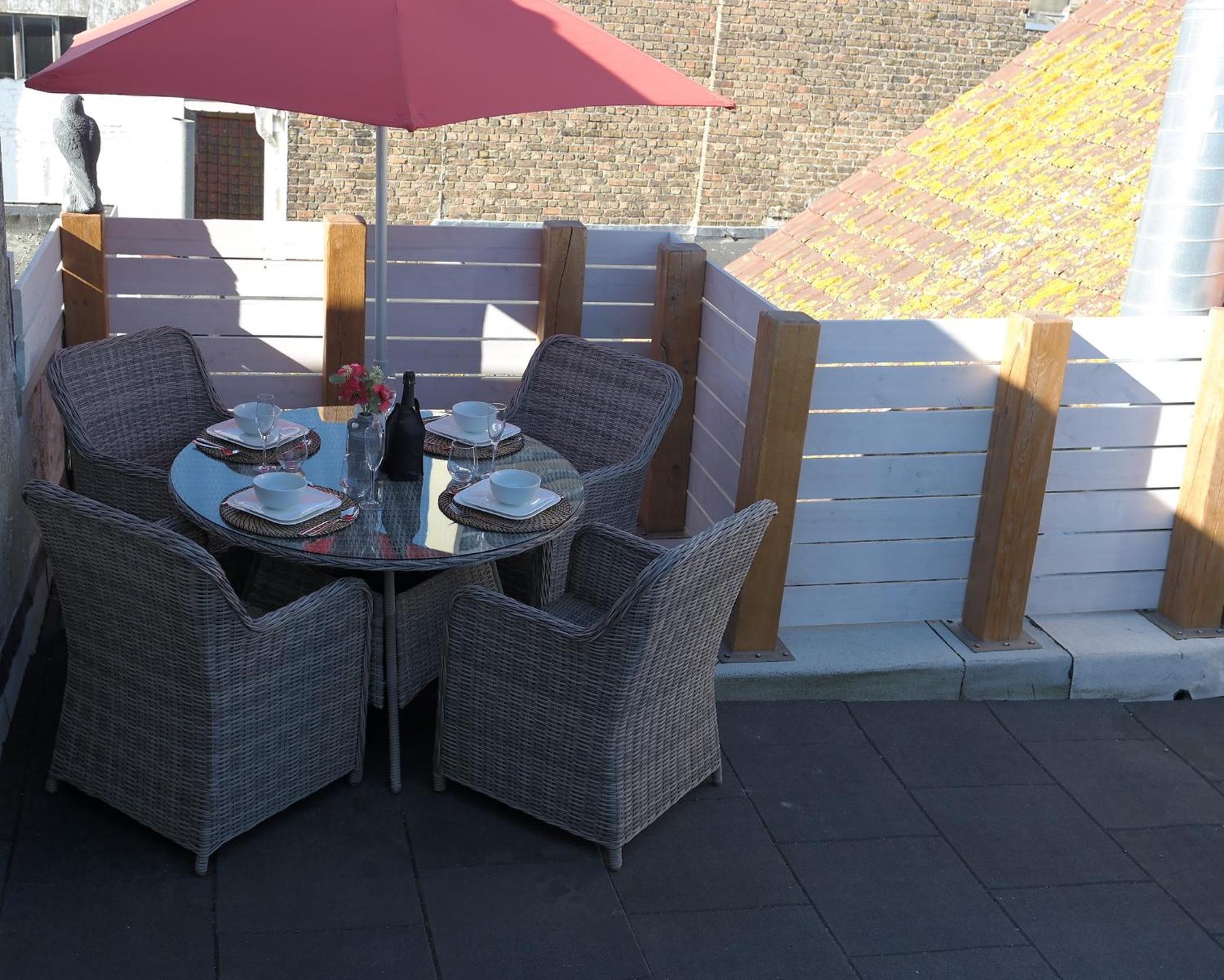 THE ROOFTOP - a trendy new apartment with airconditioning, large terrace & free parking view 3