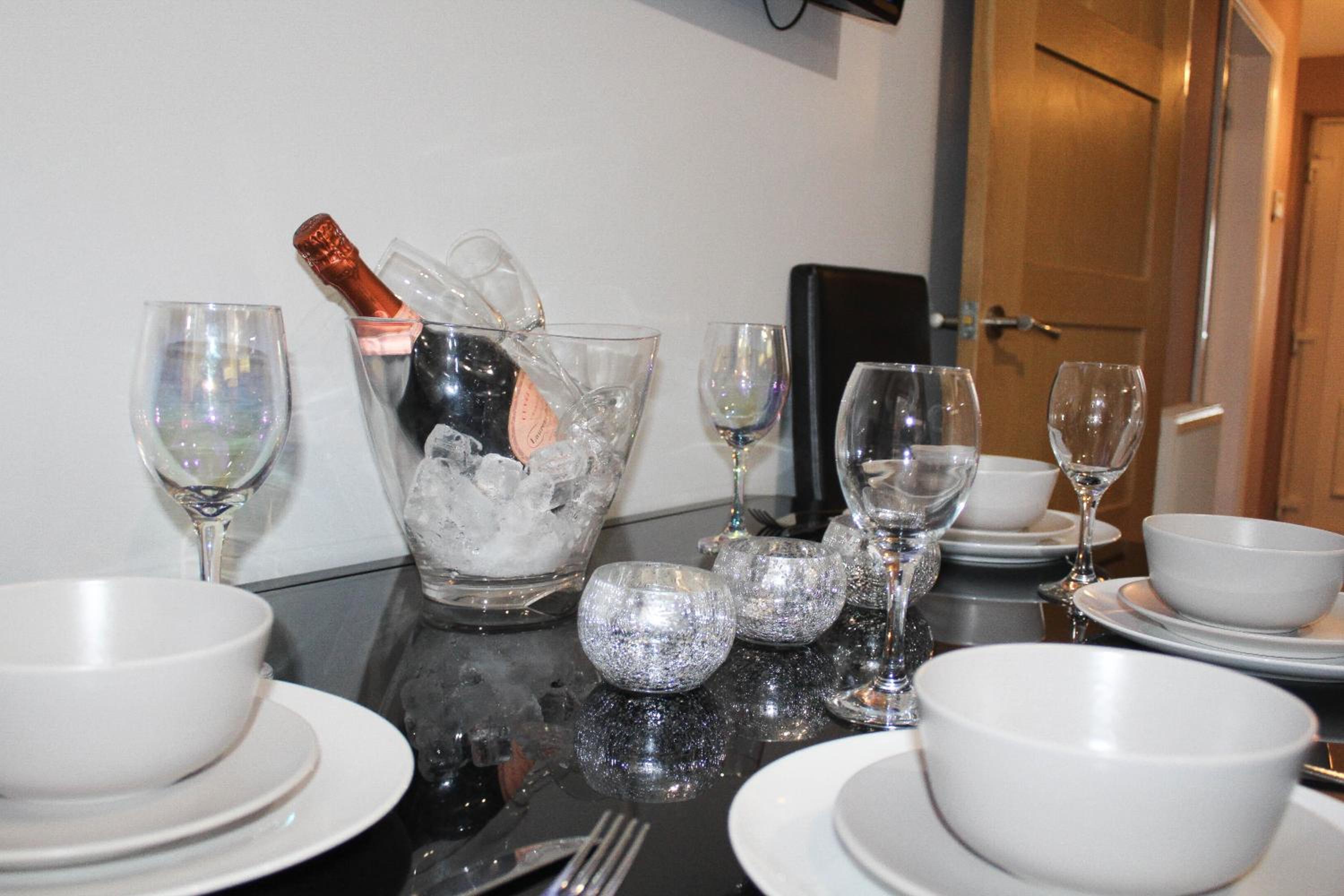 Hotel 4 Bedroom Detached Holiday home with Hot Tub - Image 1