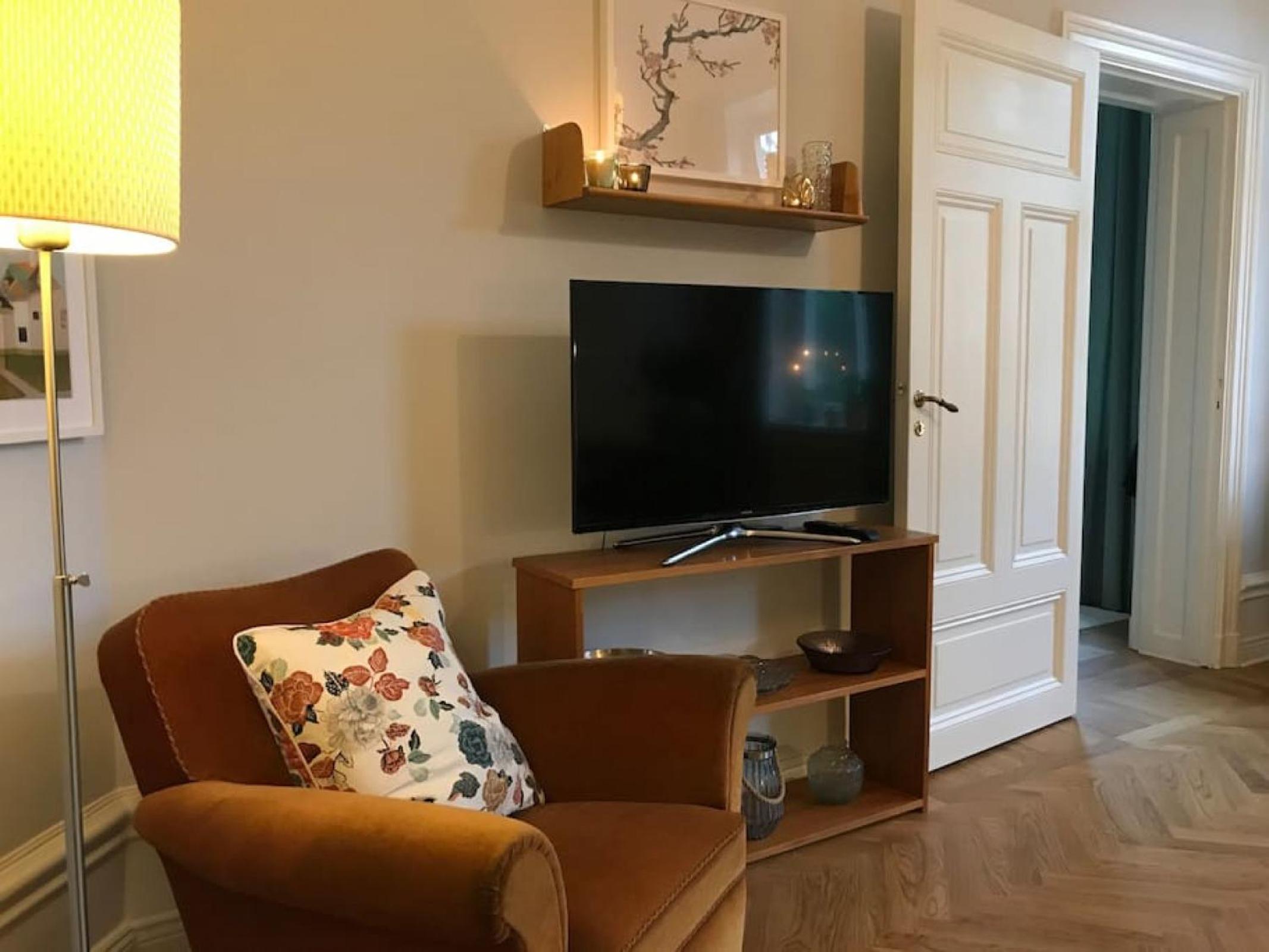 Artistic and light 2 room apartment in SoFo 65sqm view 4