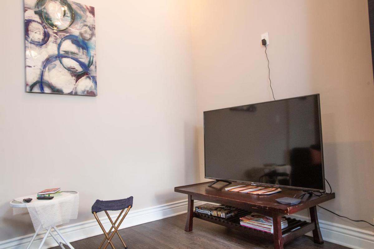 Cozy Studio in the Downtown/Montrose area view 2