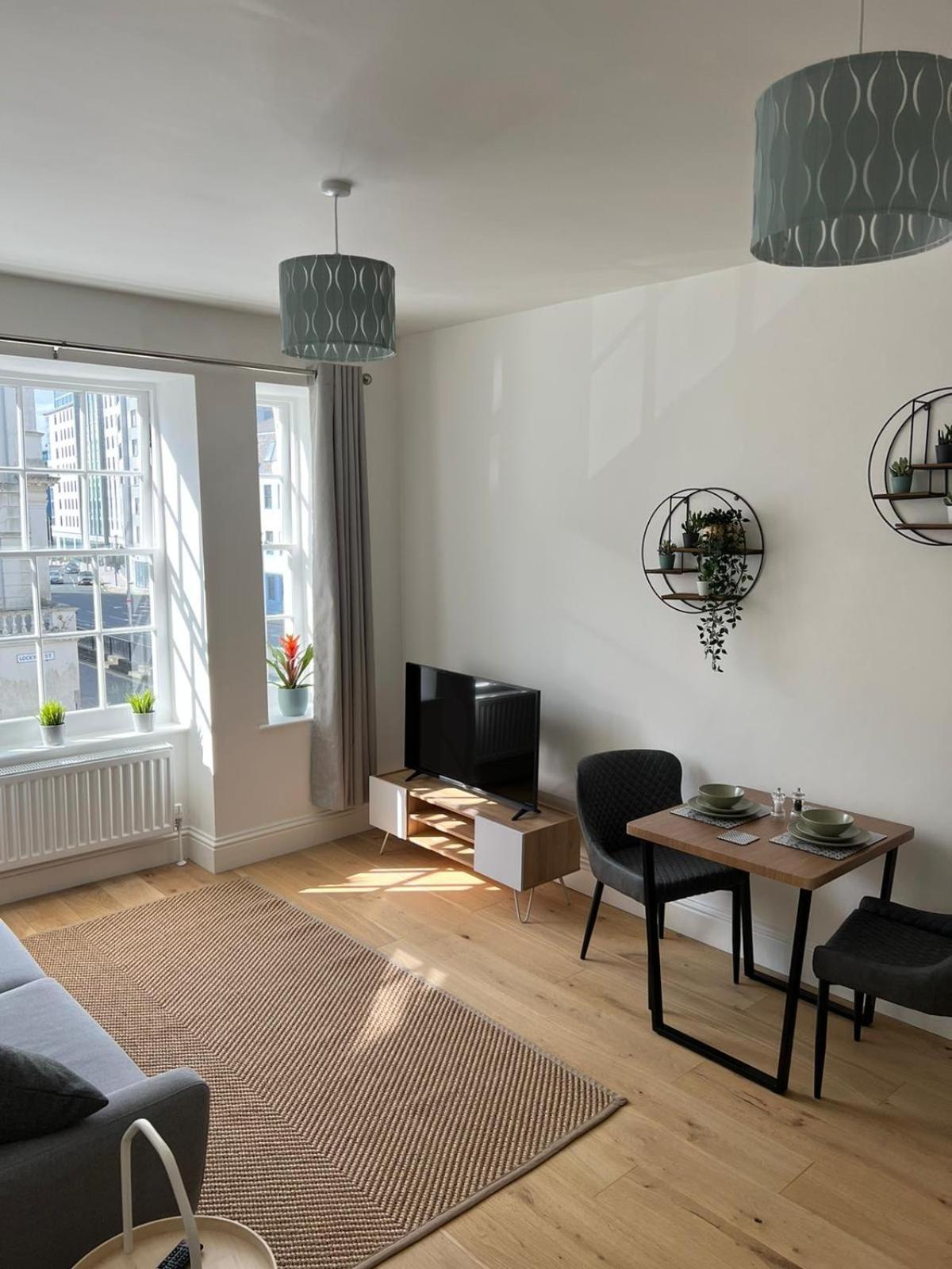 Lovely 1 Bed flat *FREE PARKING* Hoe/Barbican Plymouth view 2