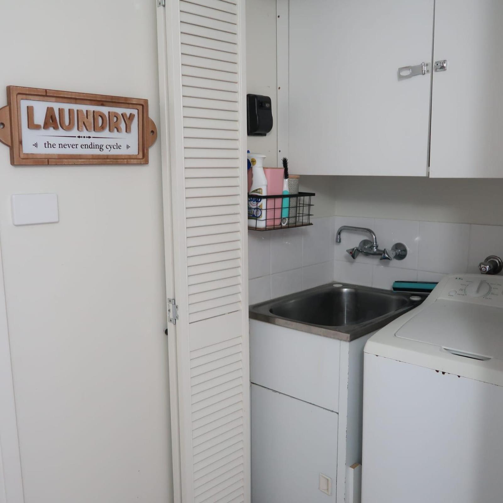 ☆Airliedise☆HOT TUB suite☆5min walk 2 Port of Airlie/Ferry terminal☆WiFi☆Netflix☆NO Hills view 2