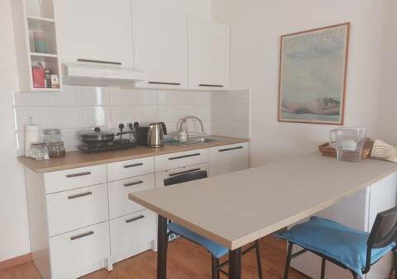 Studio Room Ensuite by the Beach, Entire Independent Unit