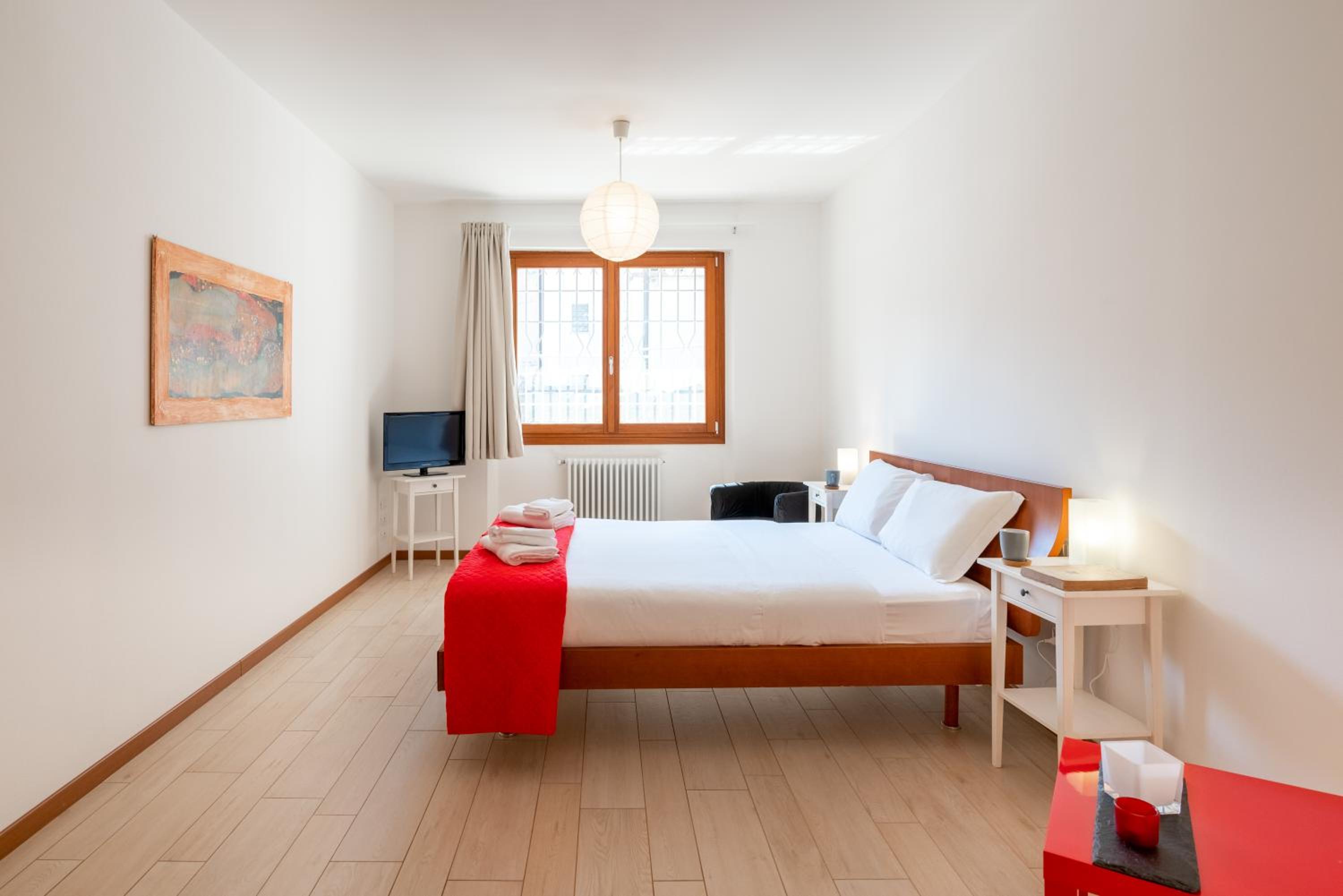 GuestHost - Santa Rita Roomy Apartments, photo 24