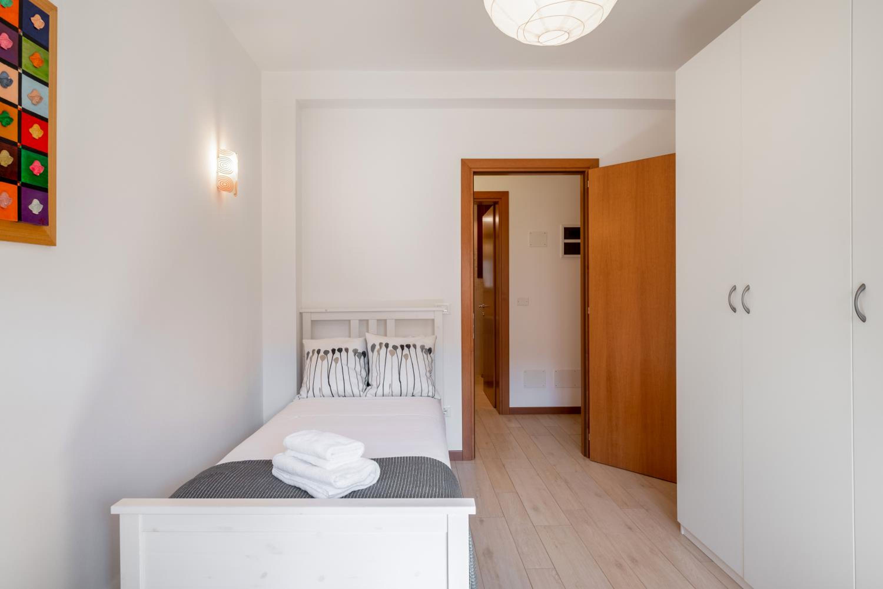 GuestHost - Santa Rita Roomy Apartments, photo 6