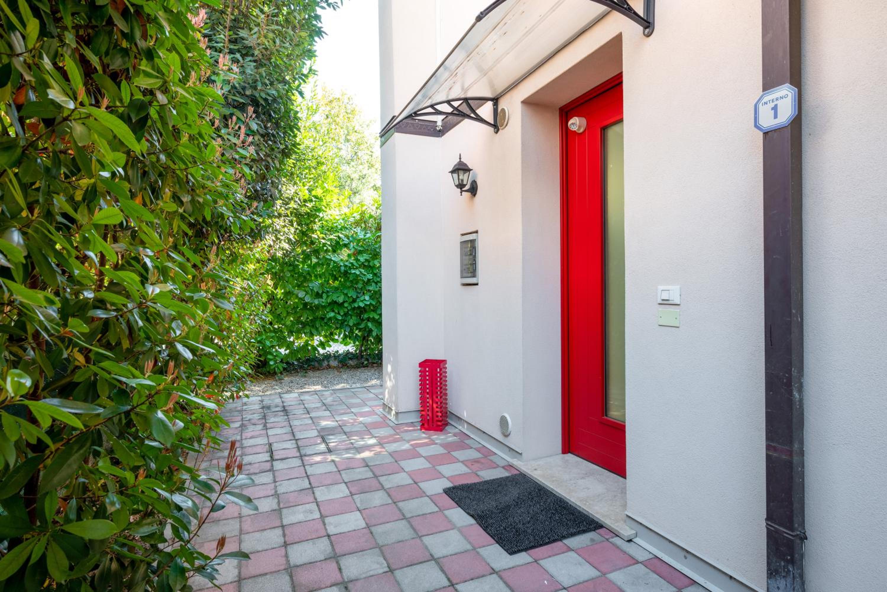 GuestHost - Santa Rita Roomy Apartments, photo 34