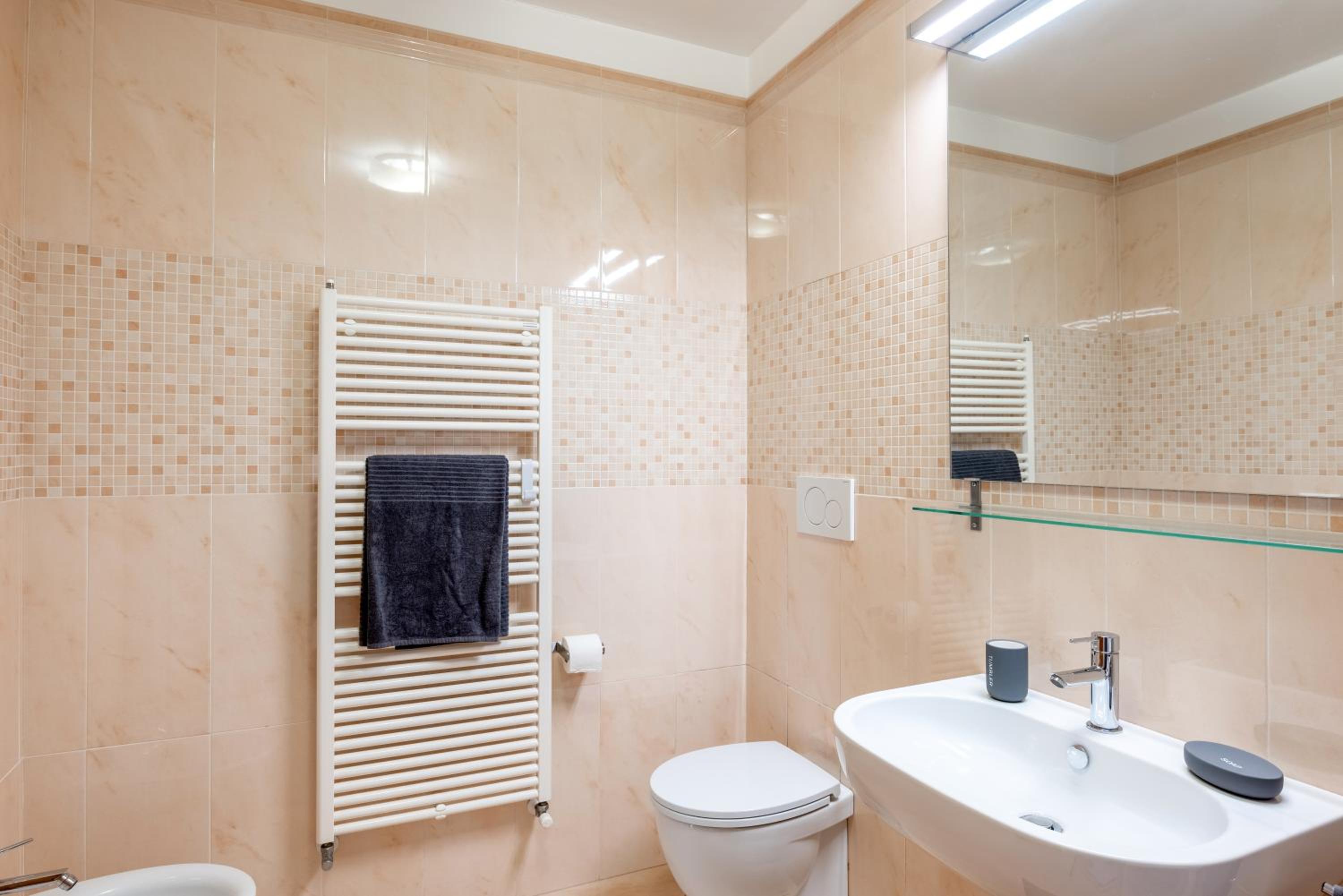 GuestHost - Santa Rita Roomy Apartments, photo 4