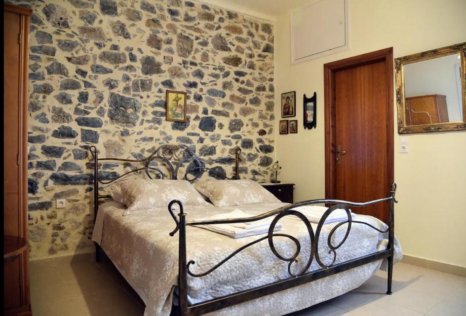 Traditional Residence with terrace view 3