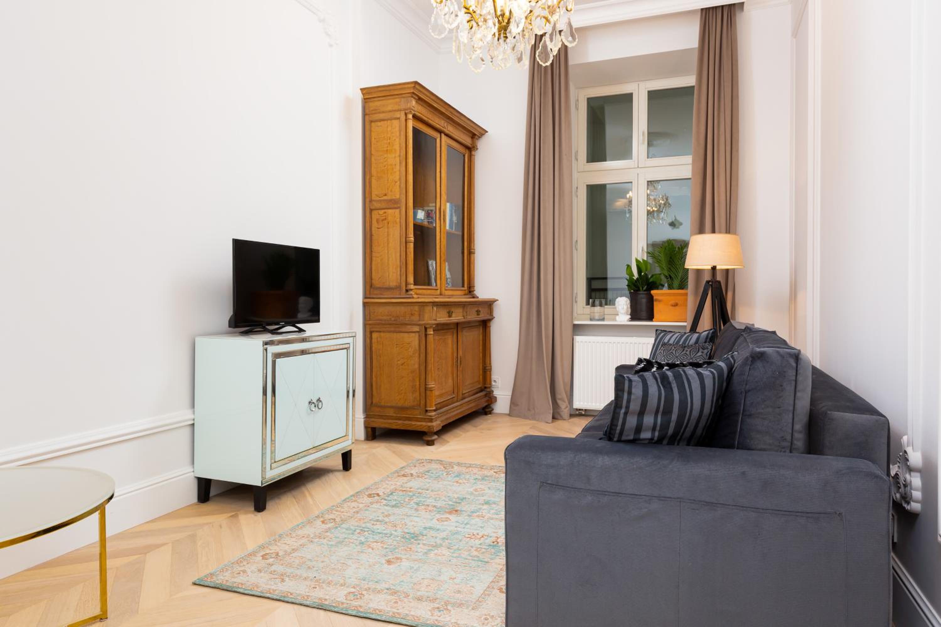 Lux Studio Kamienica Noakowskiego 16 by Renters view 3