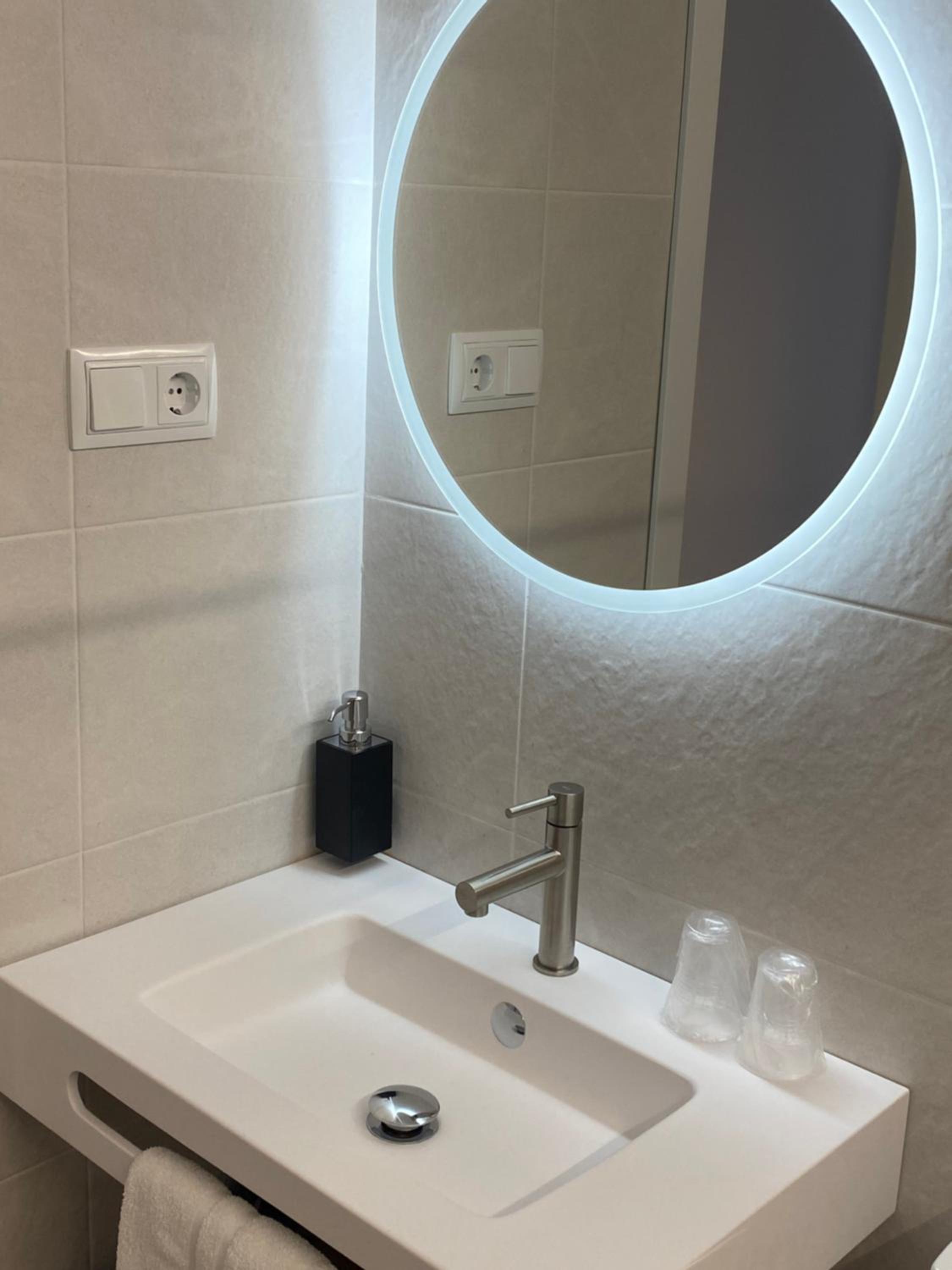 ROVIOR Rooms & Café