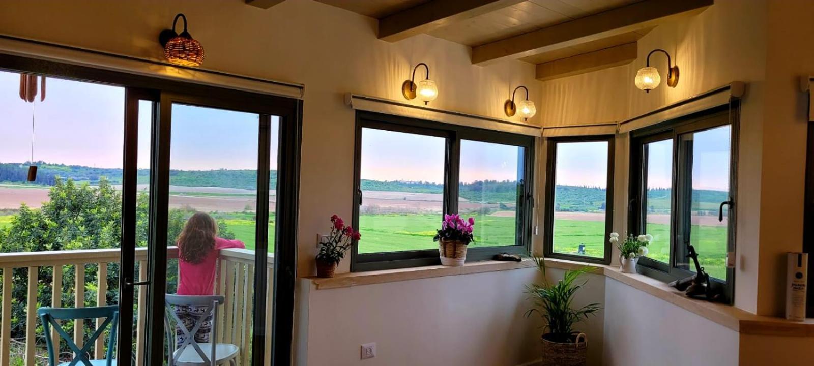 צימר חלון לרקפות zimer Window for primroses עם ג'קוזי לנוף