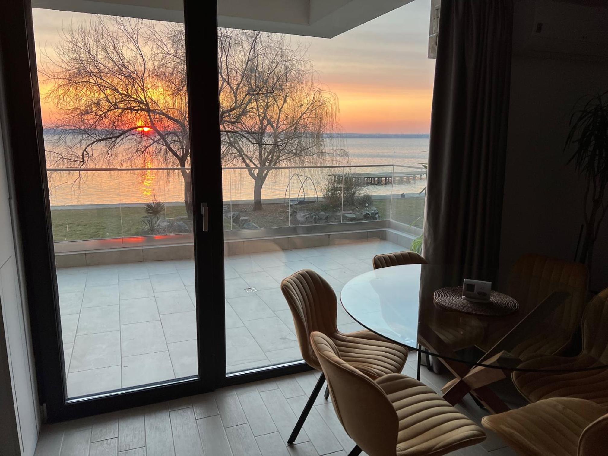 Aquarama Lake view 2BR Apart Mamaia free parking view 3