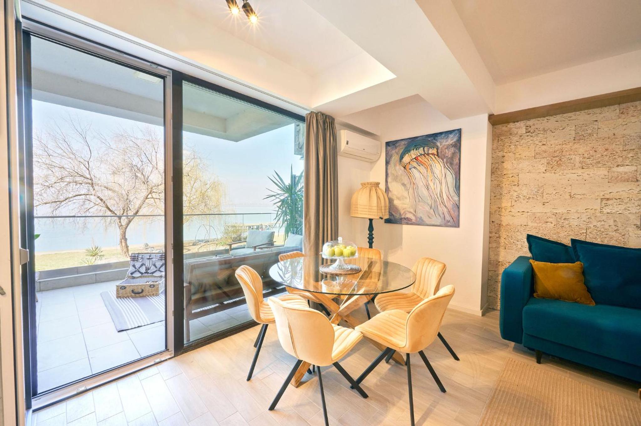 Aquarama Lake view 2BR Apart Mamaia free parking view 2