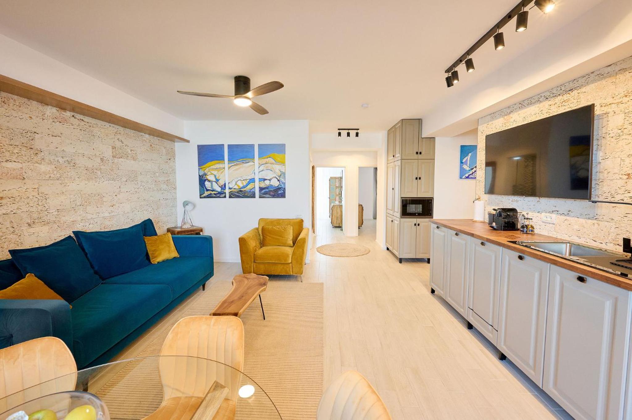 Aquarama Lake view 2BR Apart Mamaia free parking view 4