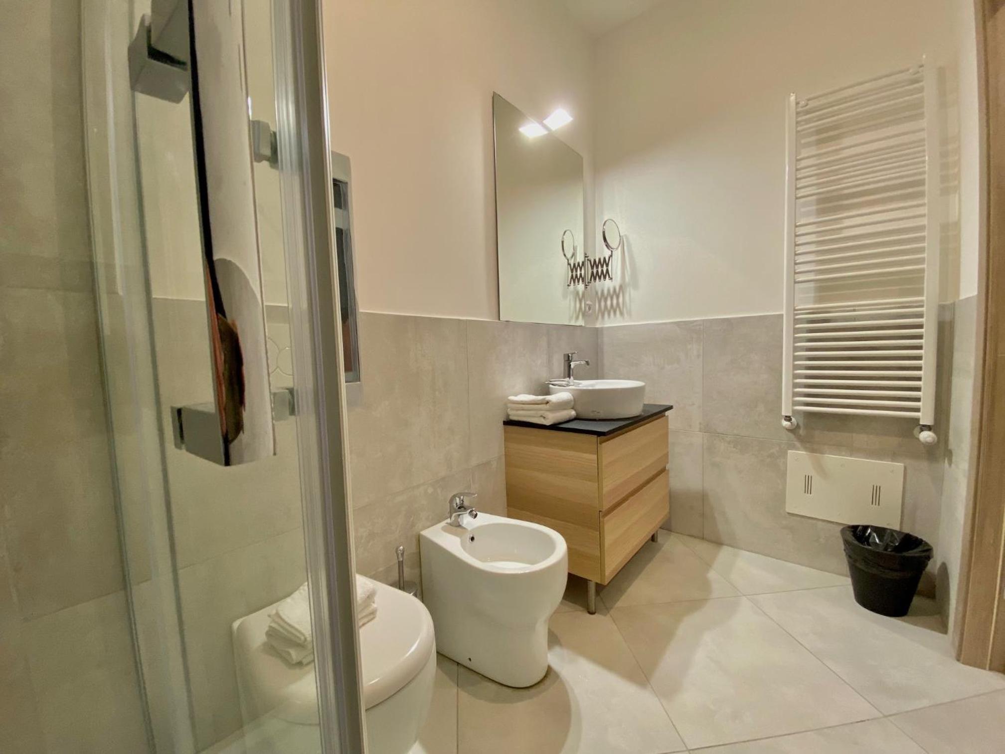 Crespi Station en Bologna — bathroom