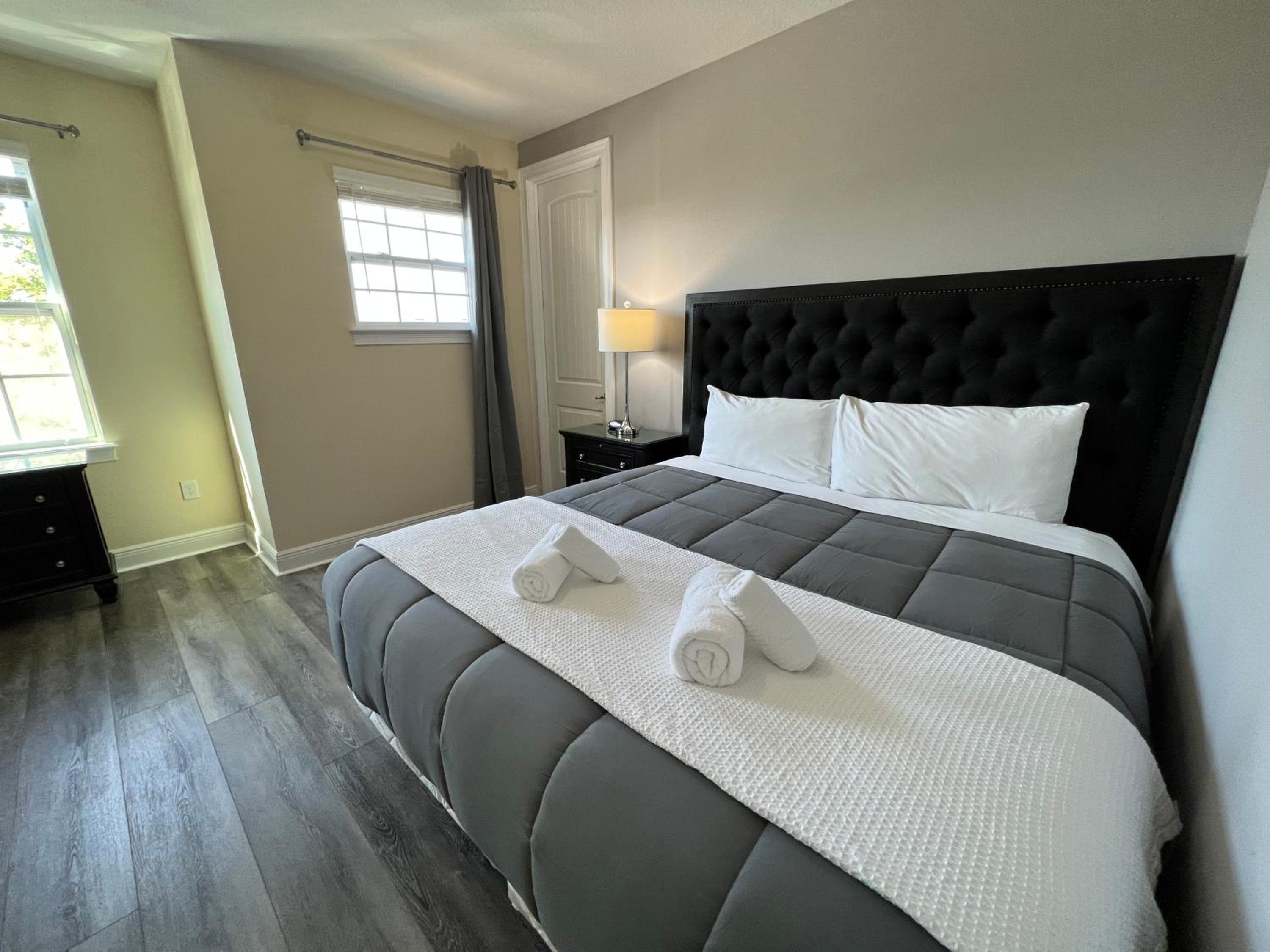 Encore Resort 6 Bedroom Home with Pool 2300