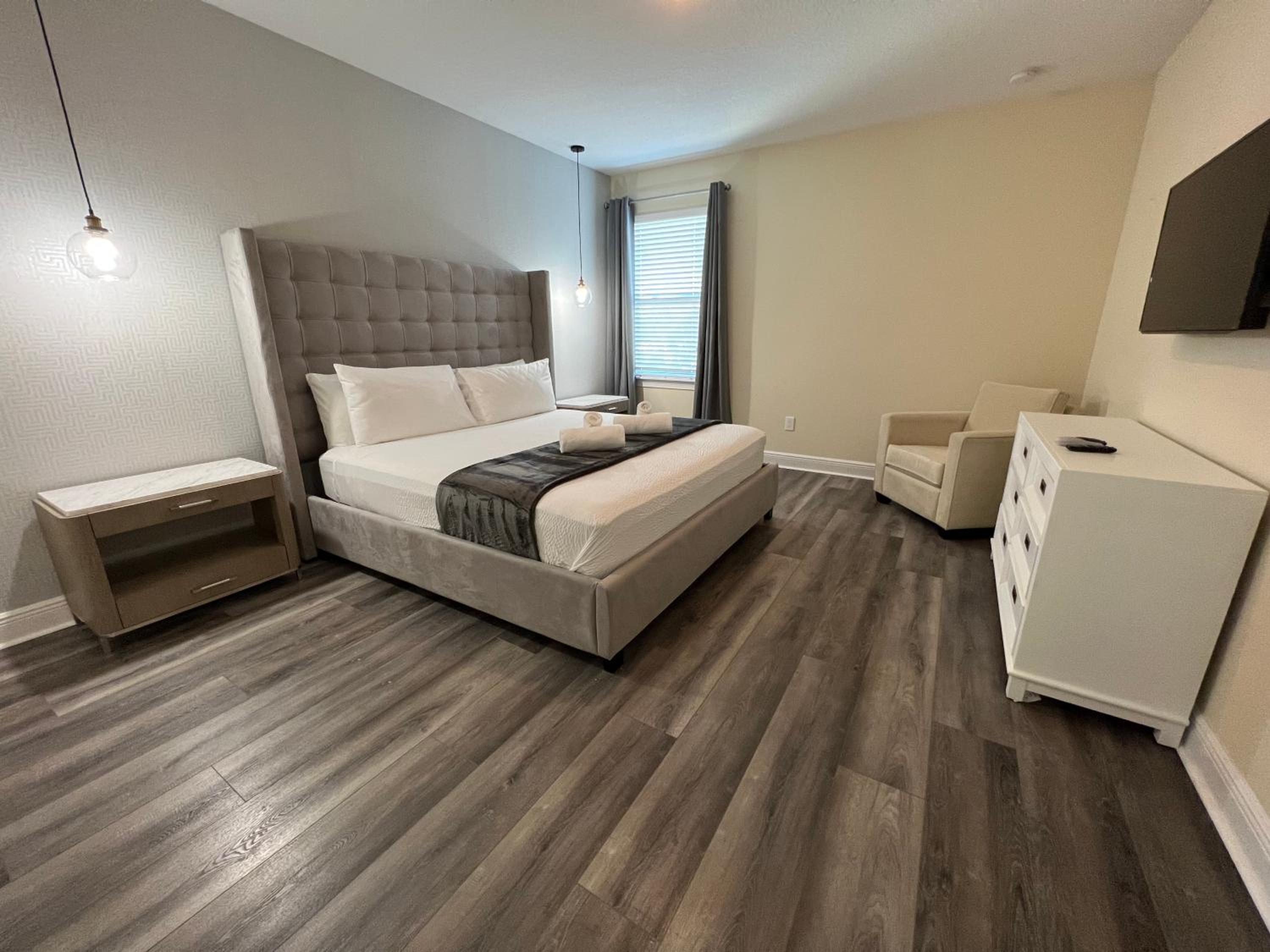 Encore Resort 6 Bedroom Home with Pool 2300