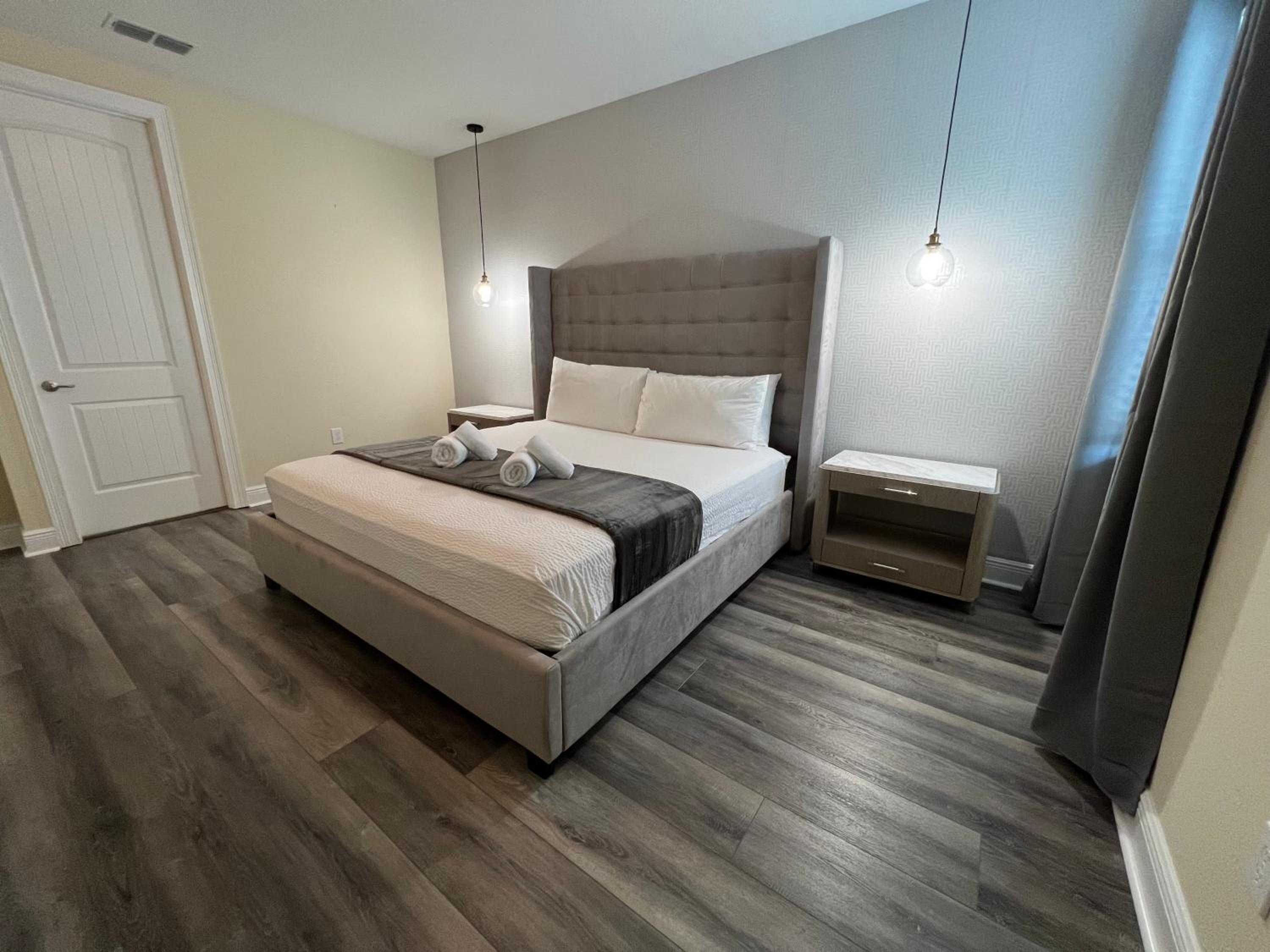 Encore Resort 6 Bedroom Home with Pool 2300