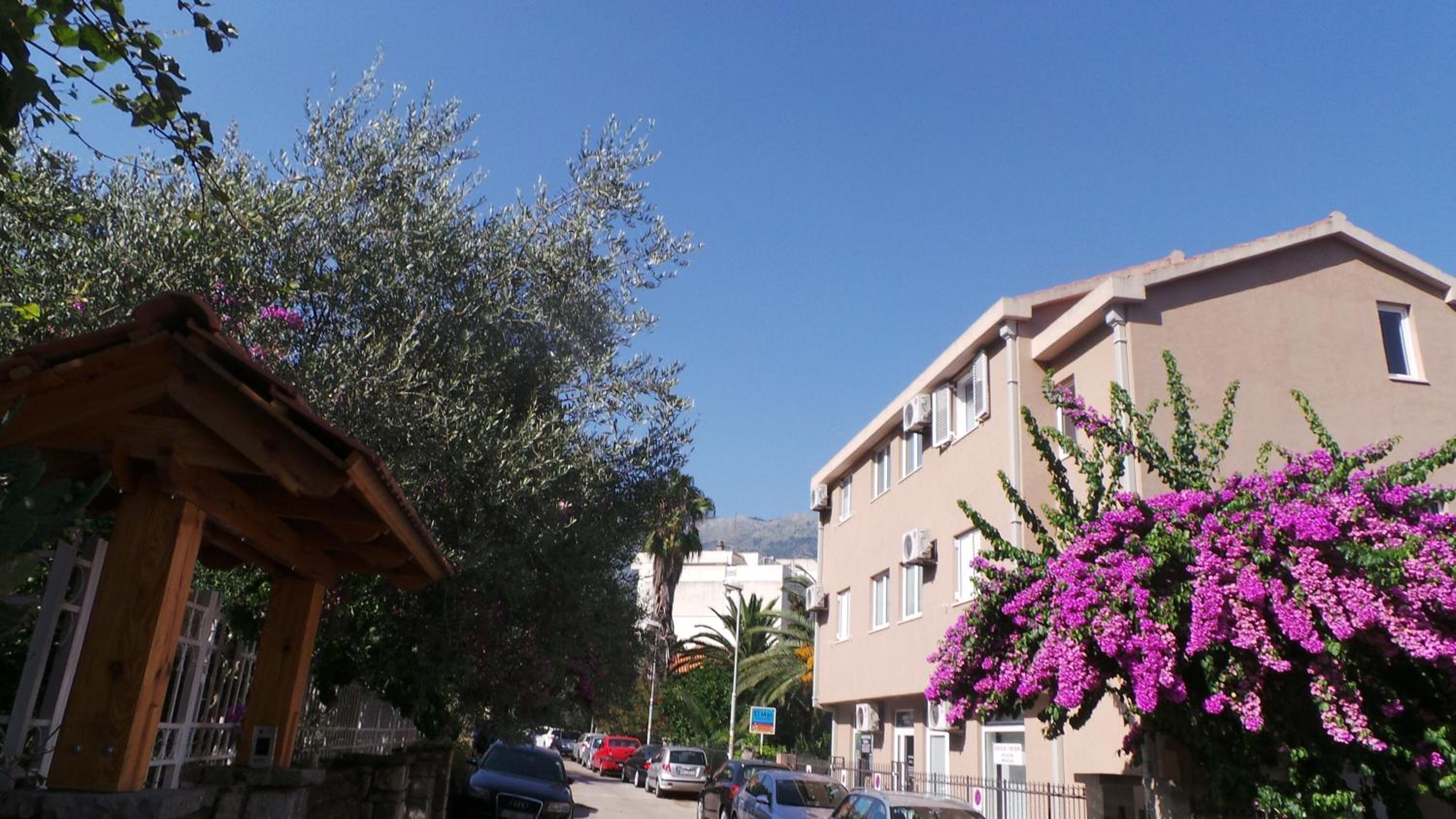 El Mar Apartments