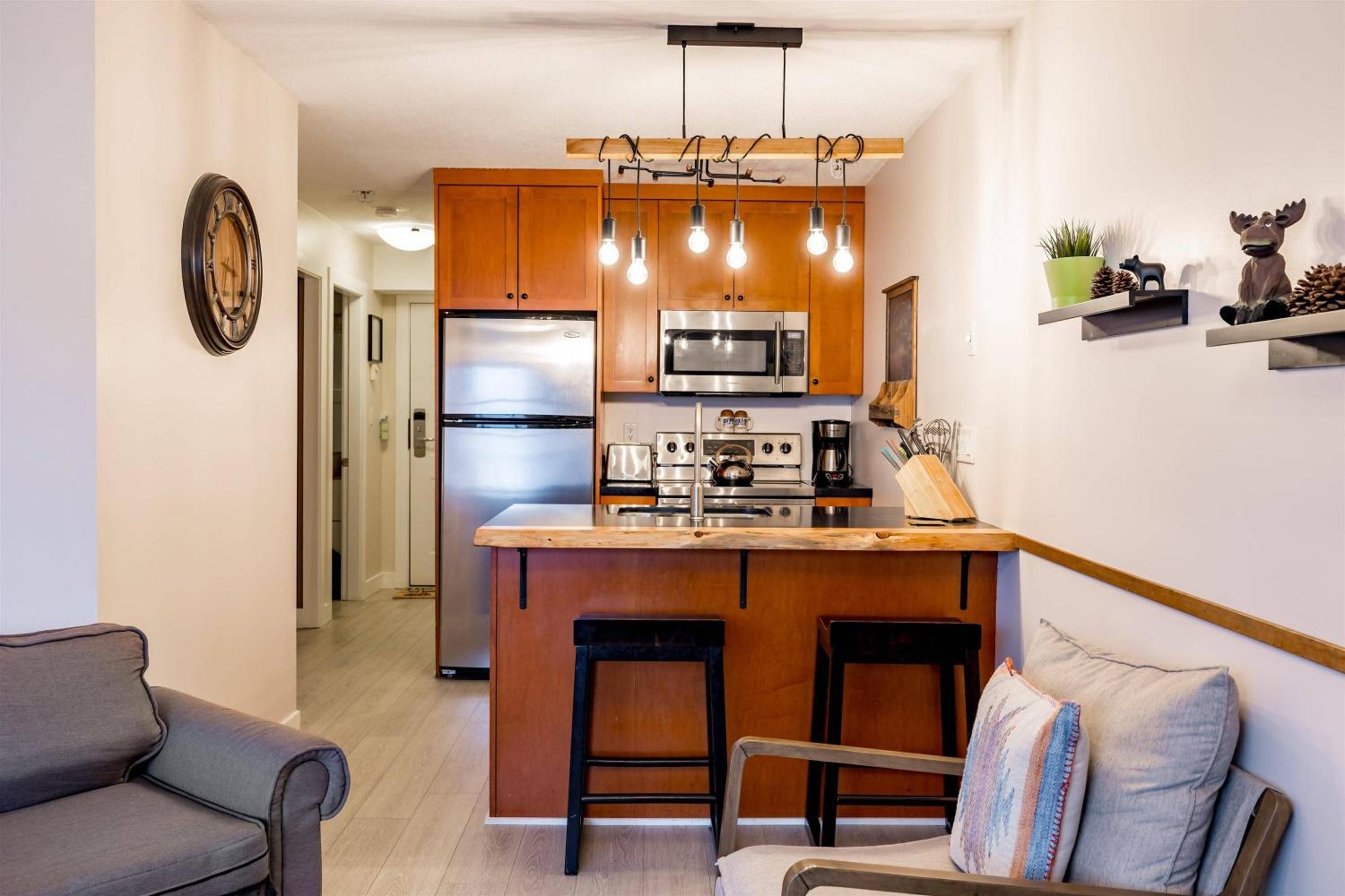 1BR plus Den in Marketplace Lodge, Village Location, Mountain Views, Complex Hot Tub