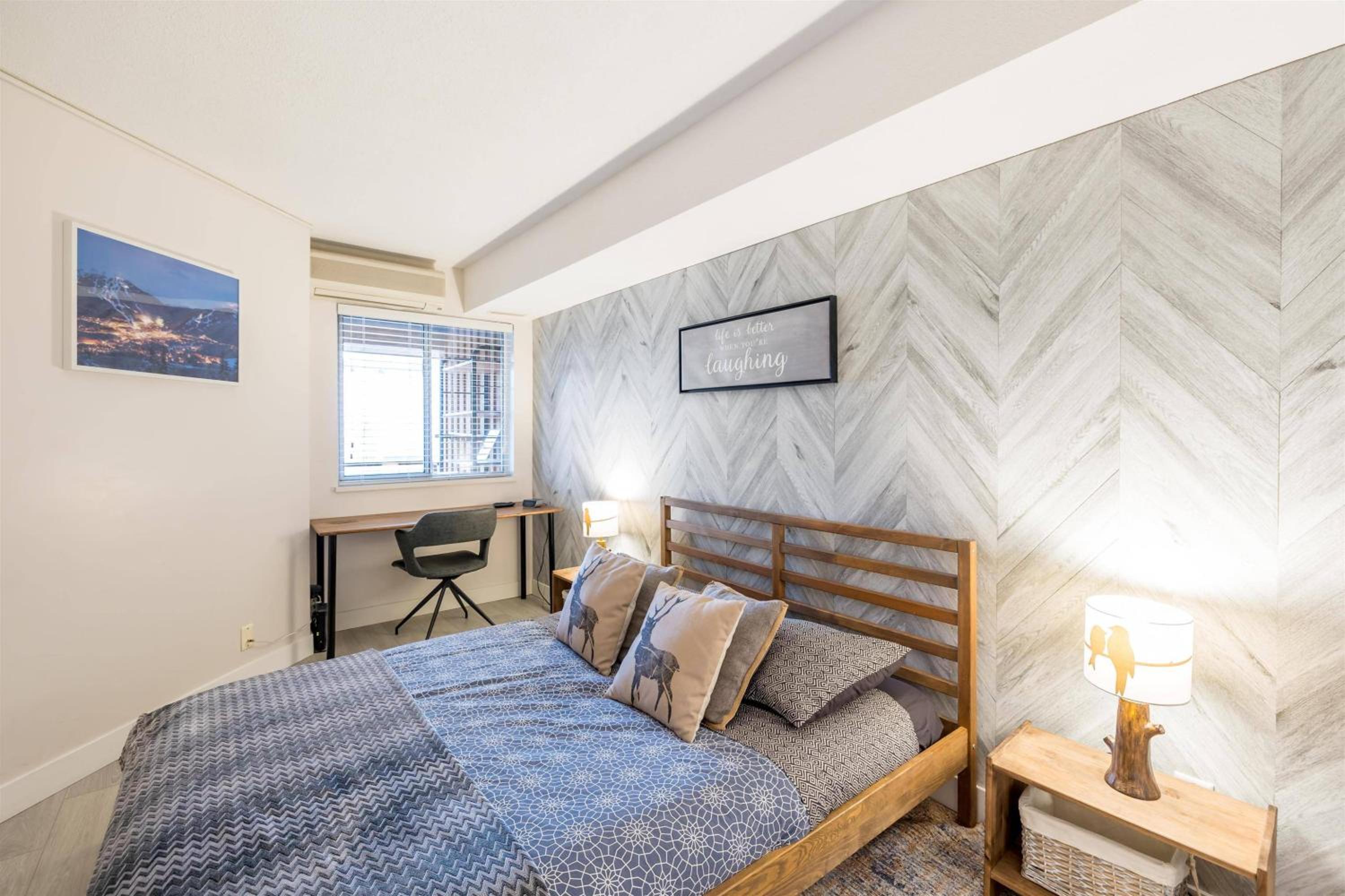 1BR plus Den in Marketplace Lodge, Village Location, Mountain Views, Complex Hot Tub